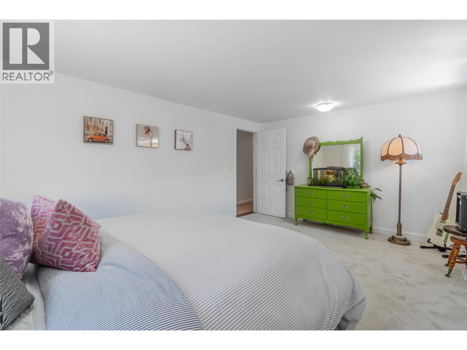  860 Fairview Road, Oliver