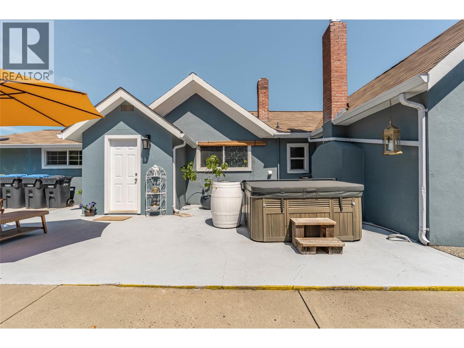  860 Fairview Road, Oliver