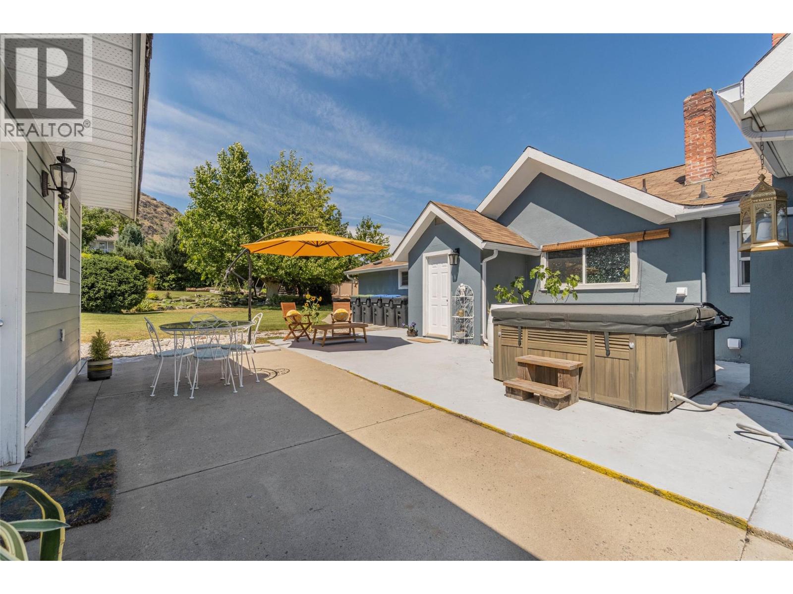  860 Fairview Road, Oliver