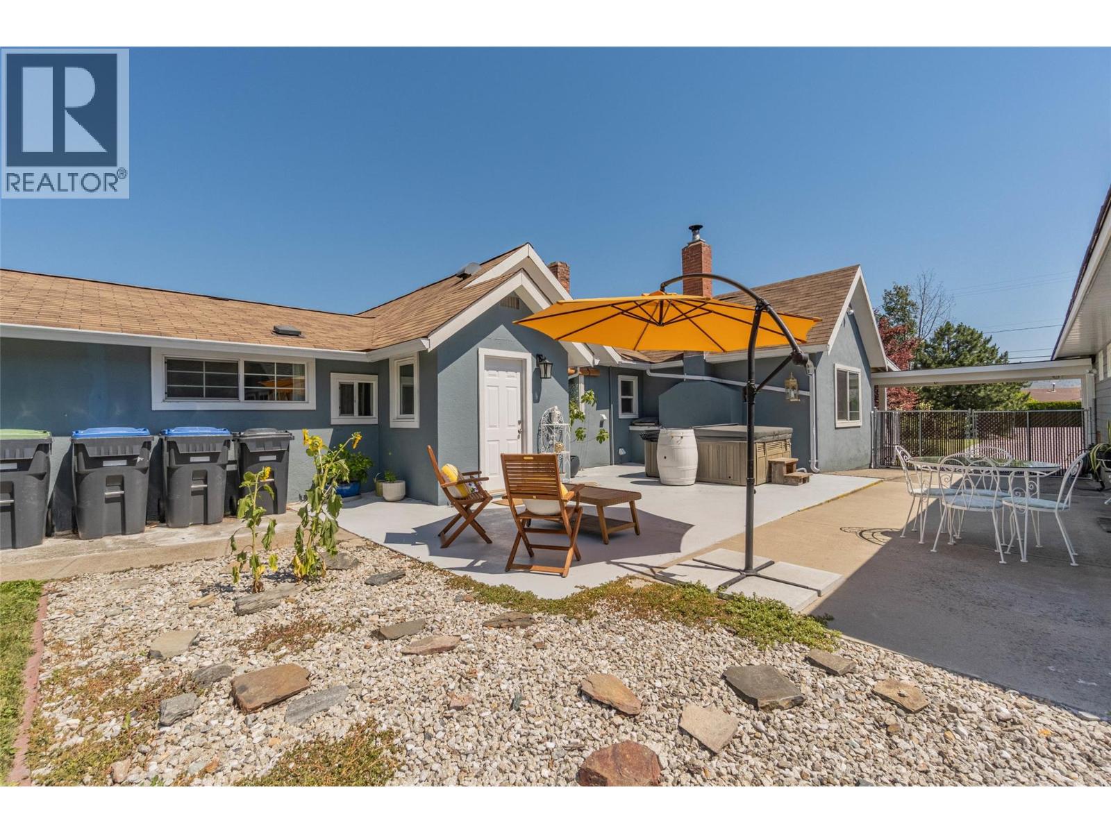  860 Fairview Road, Oliver