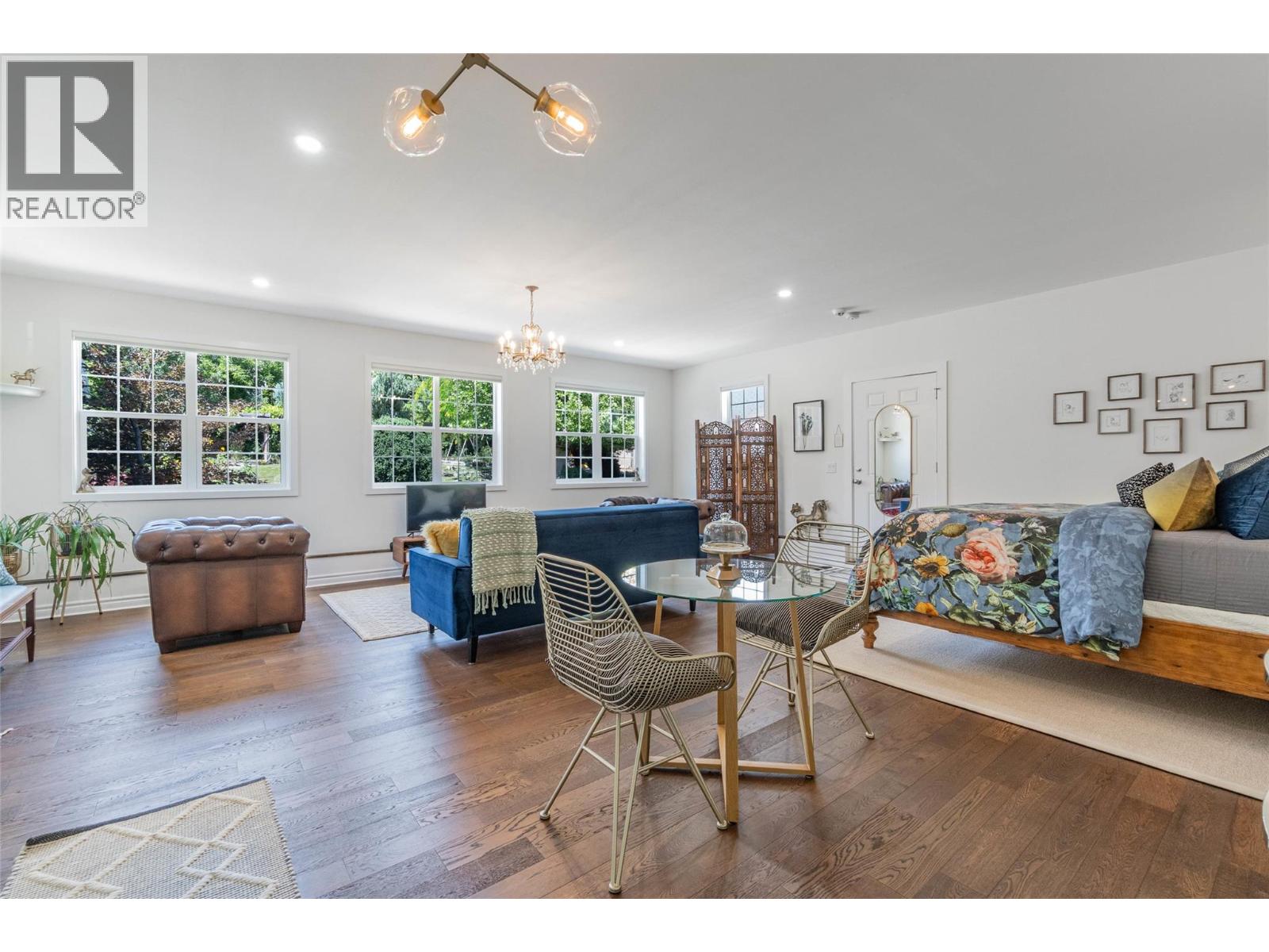  860 Fairview Road, Oliver