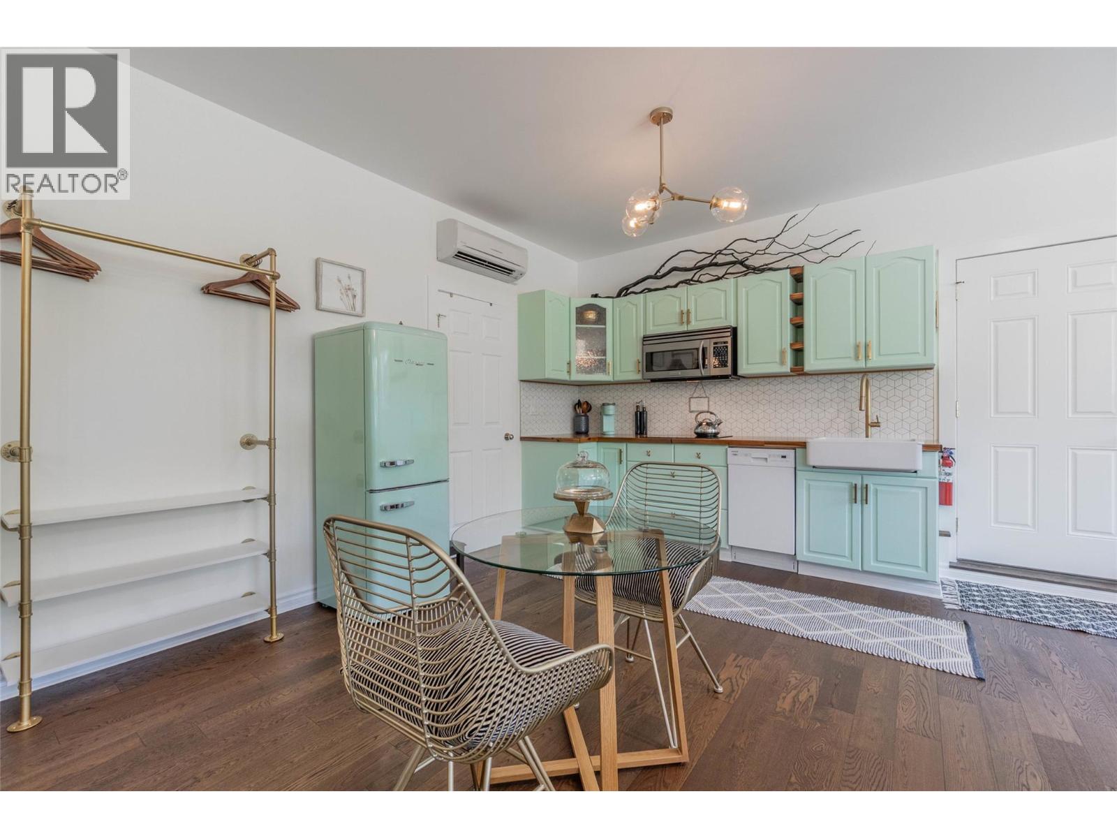  860 Fairview Road, Oliver