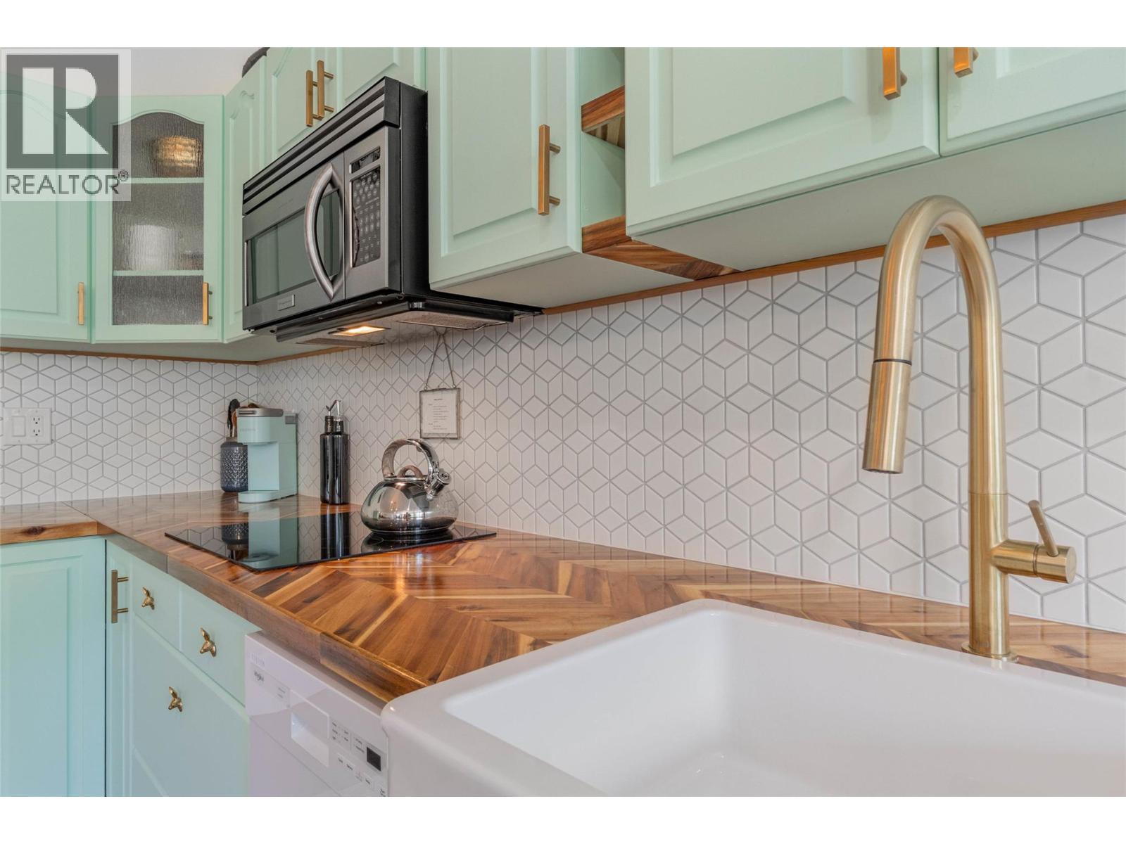  860 Fairview Road, Oliver