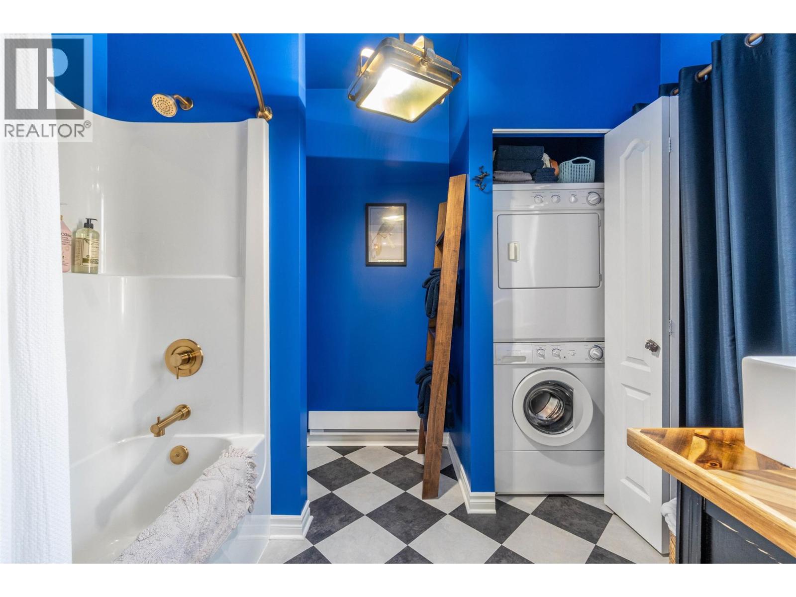  860 Fairview Road, Oliver