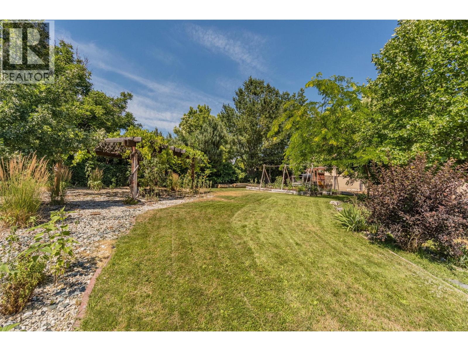  860 Fairview Road, Oliver