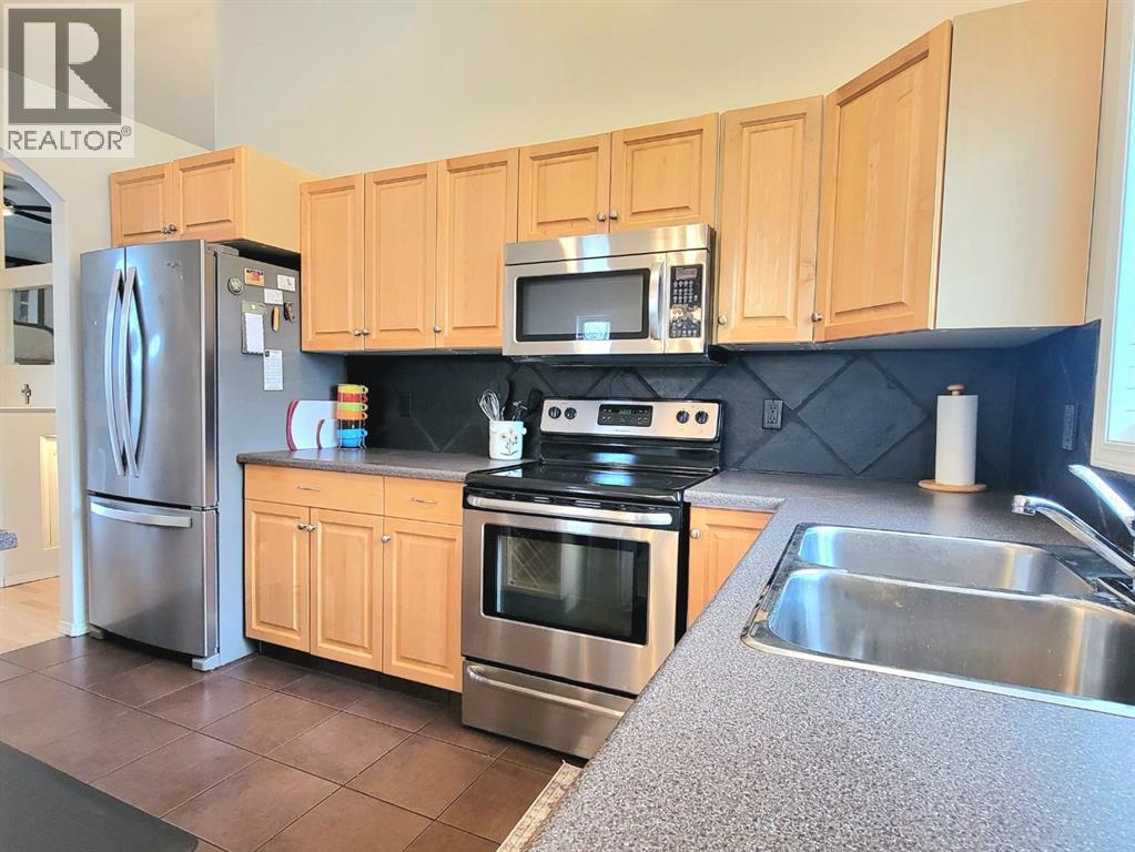 1103 11A Street - Photo 4 of 33, Beaverlodge, Alberta