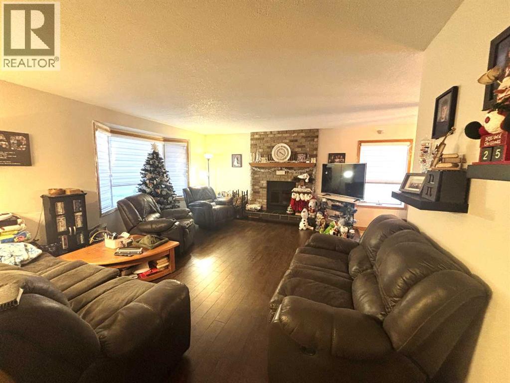 13 Pineview Road - Photo 3 of 25, Whitecourt, Alberta