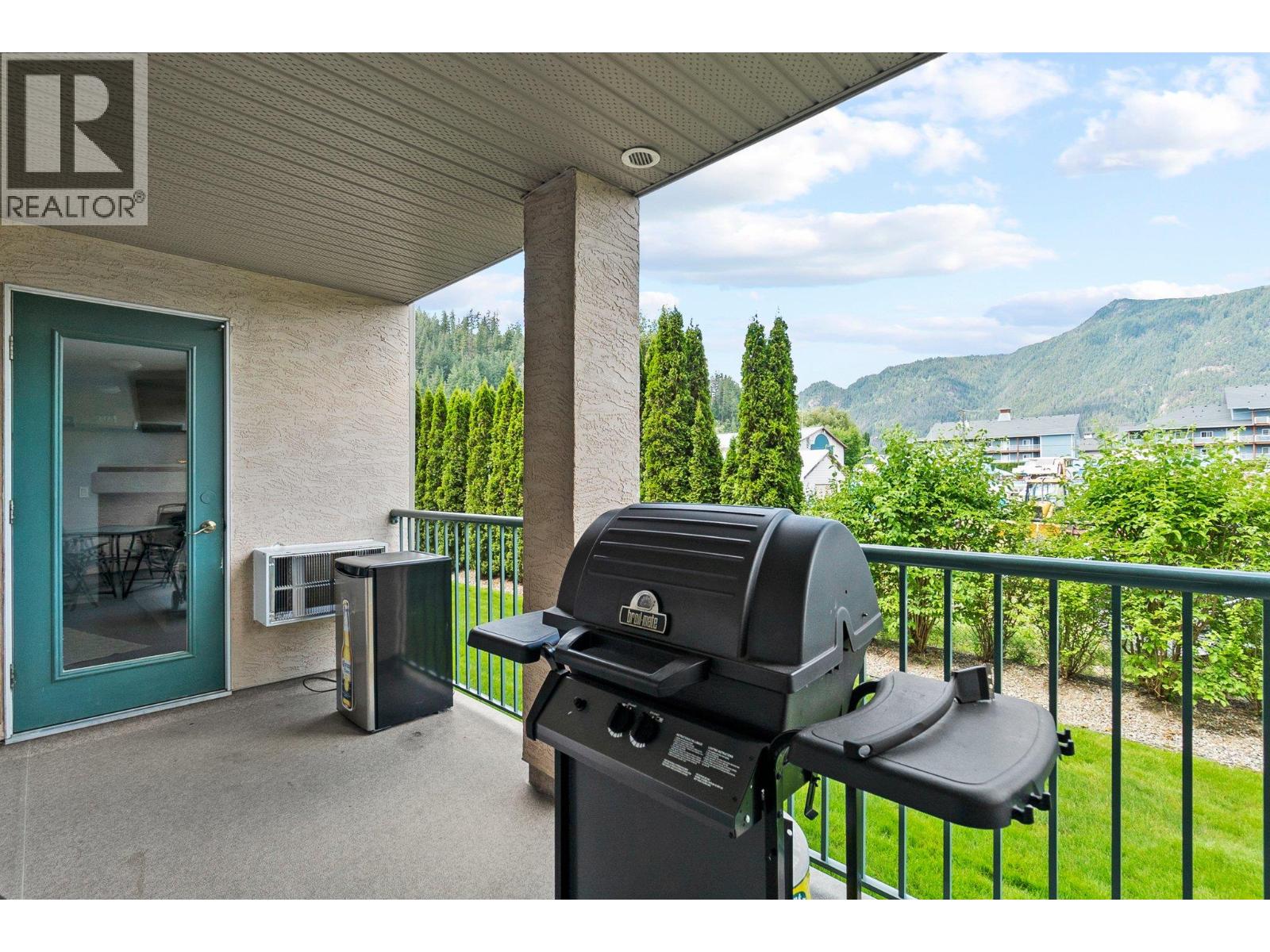 112 1002 Riverside Avenue, Sicamous