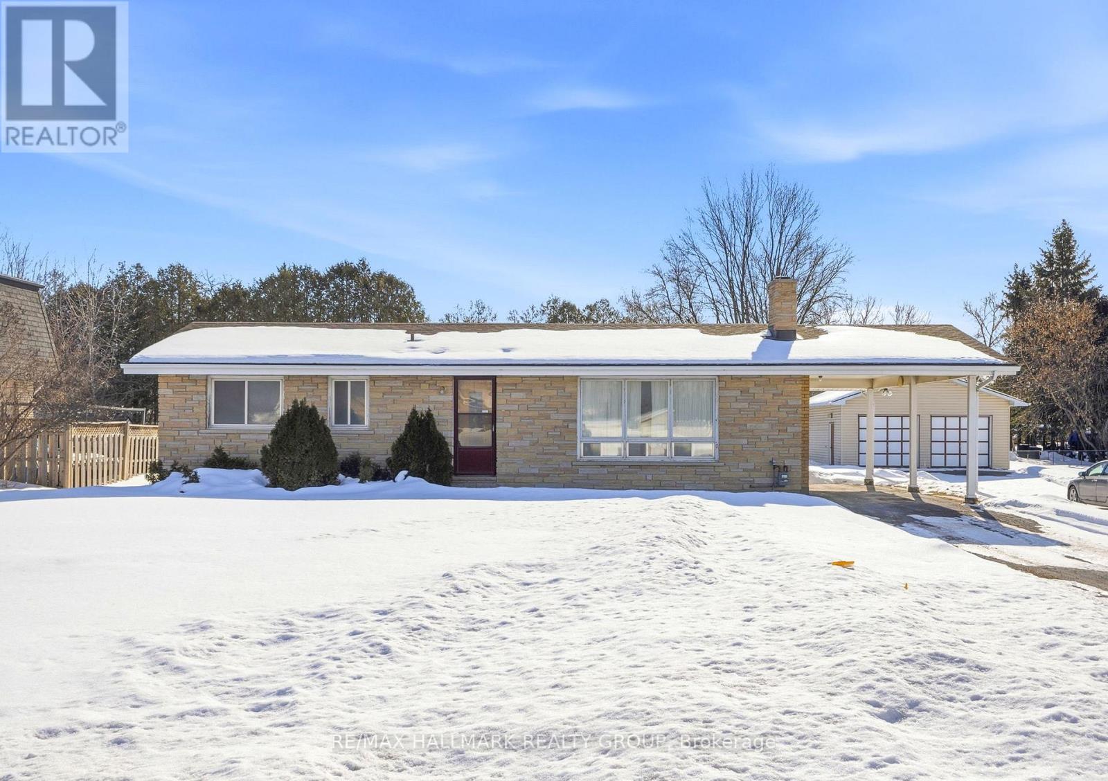 NEAT CLEAN MID CENTURY SINGLE ON FULL SIZED LOT