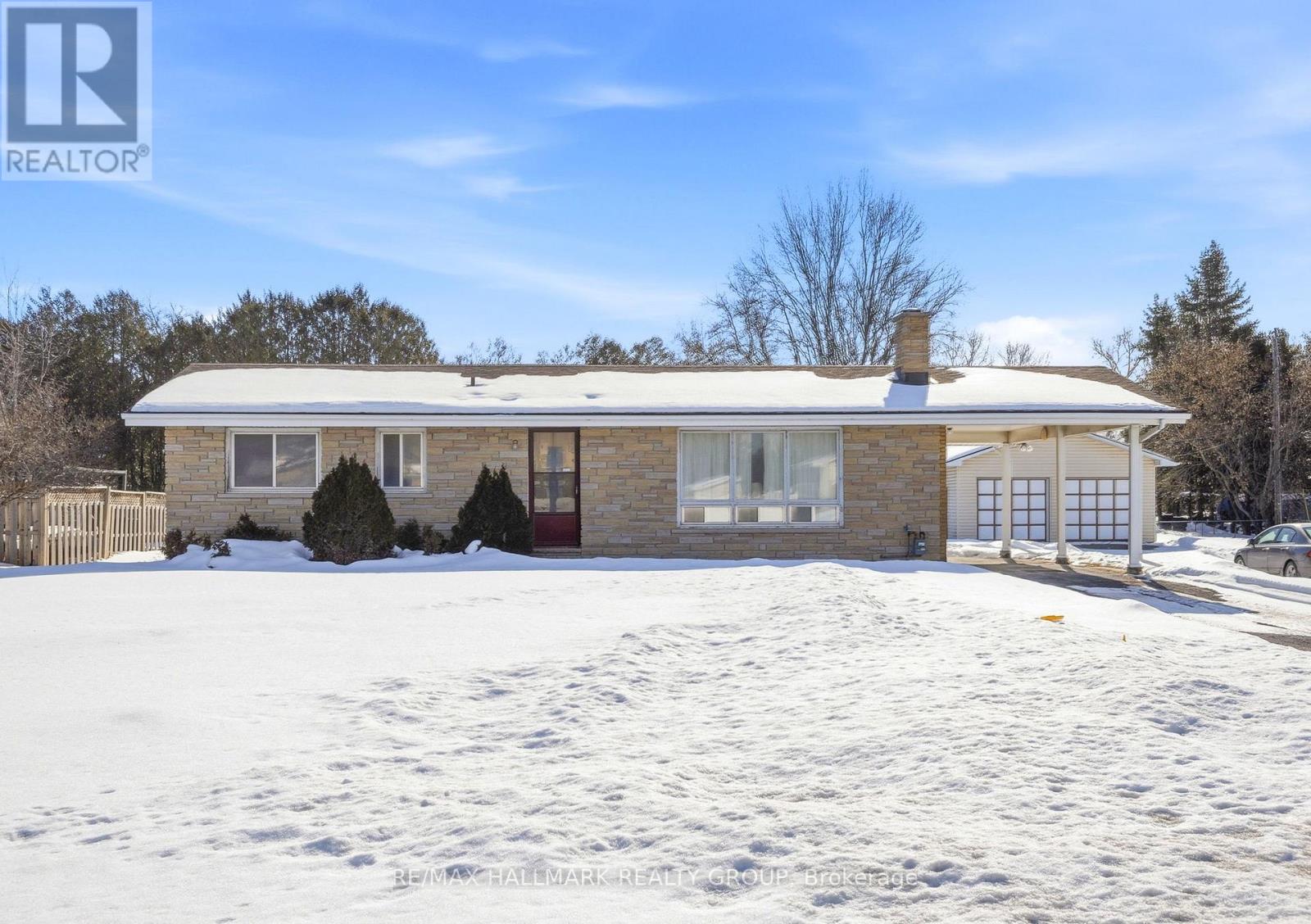 CAN YOU SEE THE DOUBLE GARAGE IN THE BACKGROUND ??