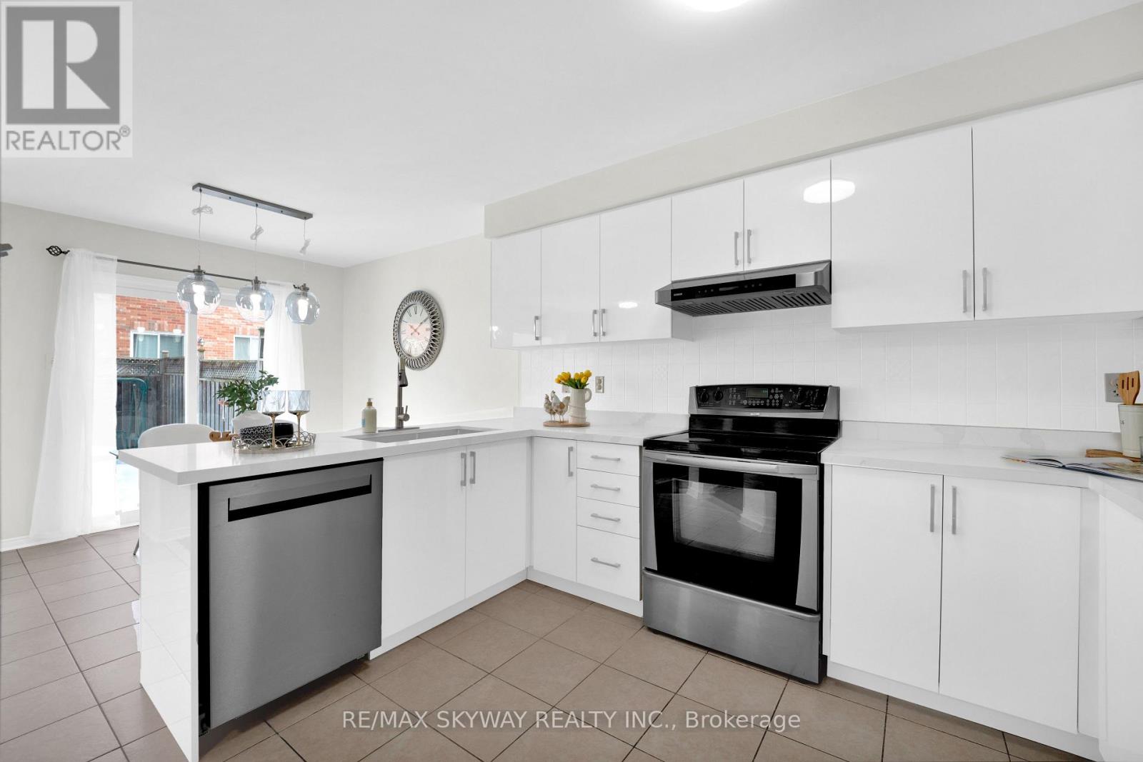 108 BUSHMILL CIRCLE - Photo 5 of 35, Brampton (Fletcher's Meadow), Ontario