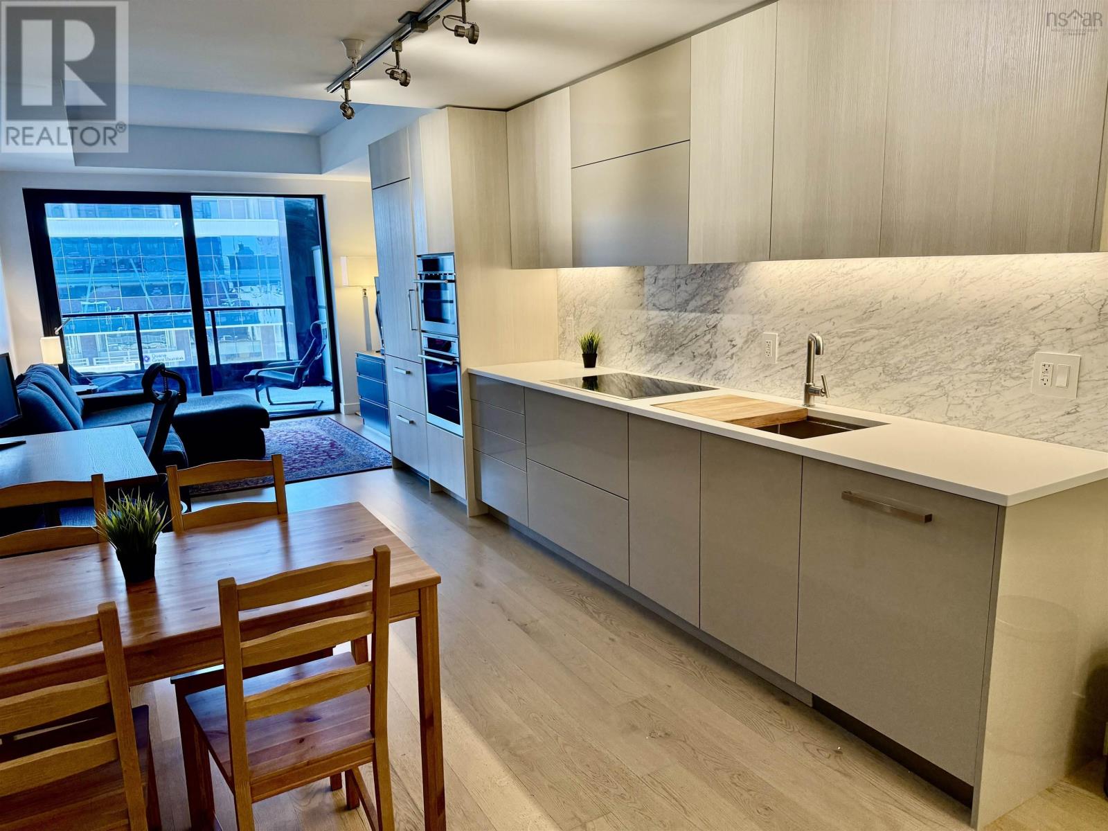 Property 22 of 27 of 902 1650 GRANVILLE Street