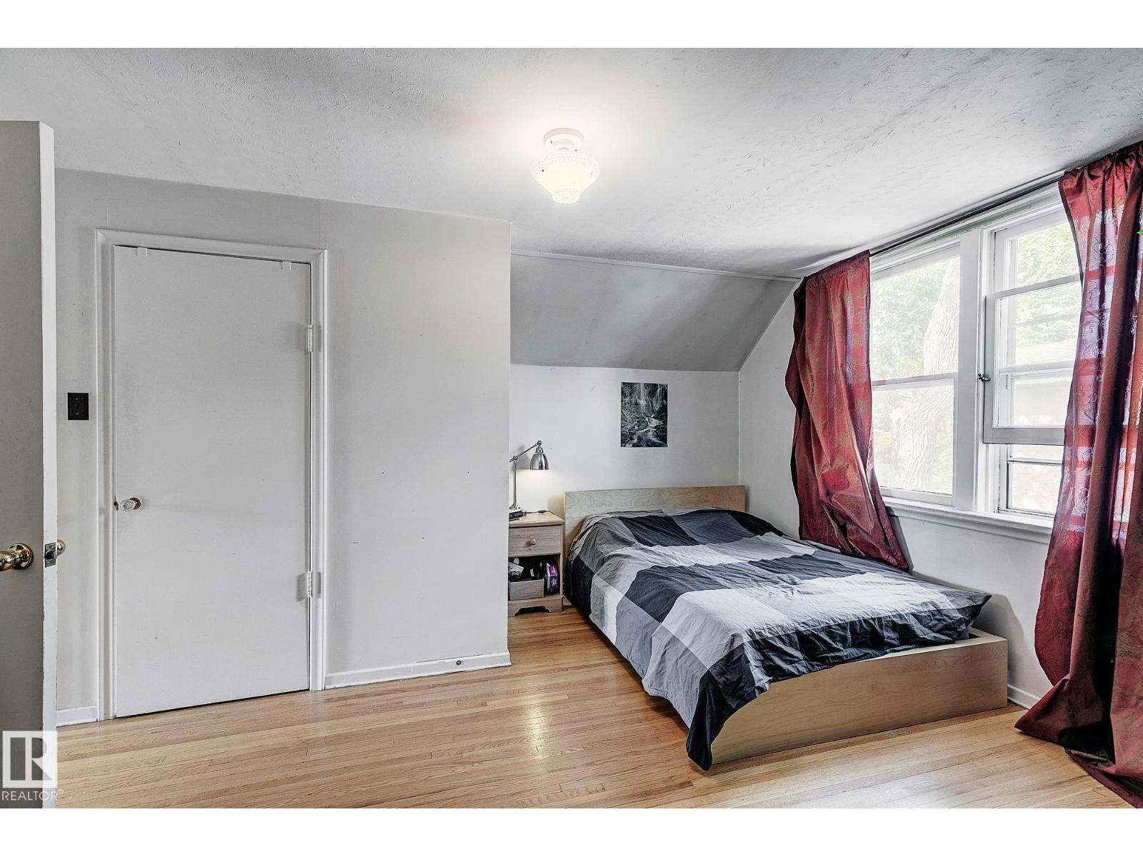 11559 80 AV NW - 22