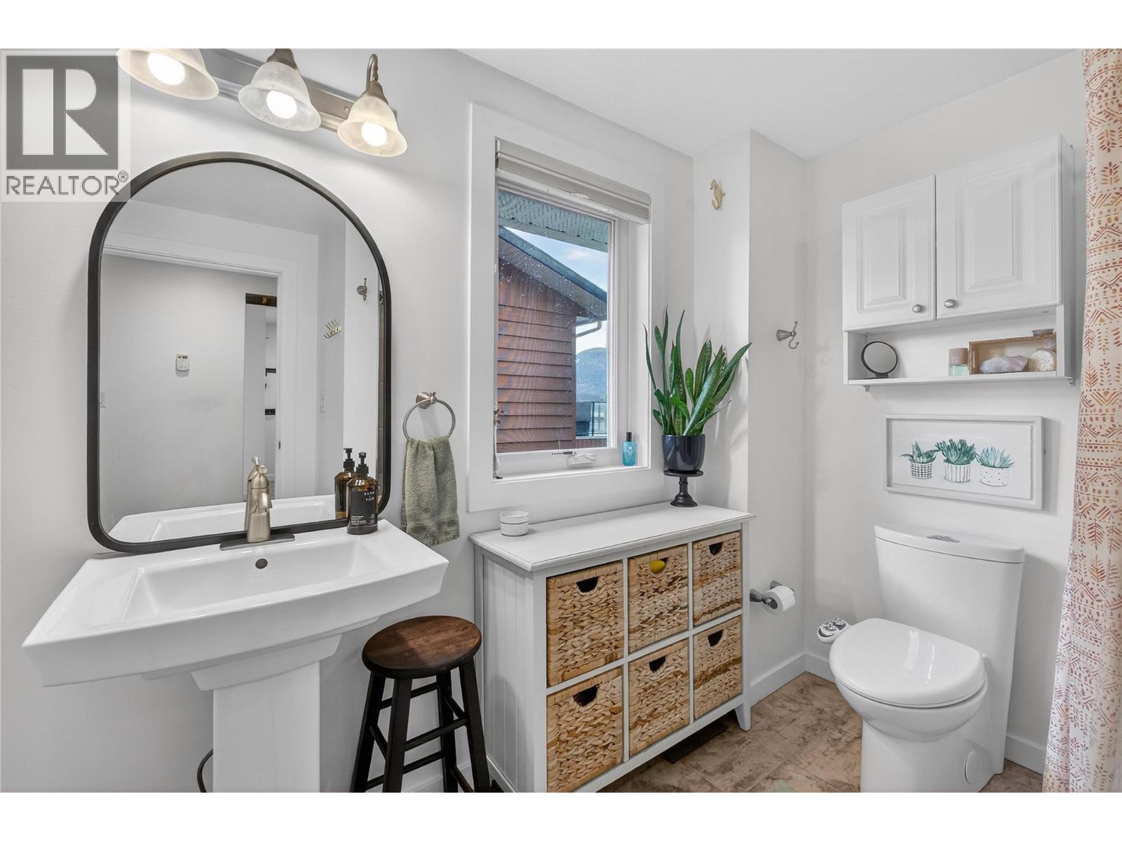 671 1 Avenue SE, Salmon Arm