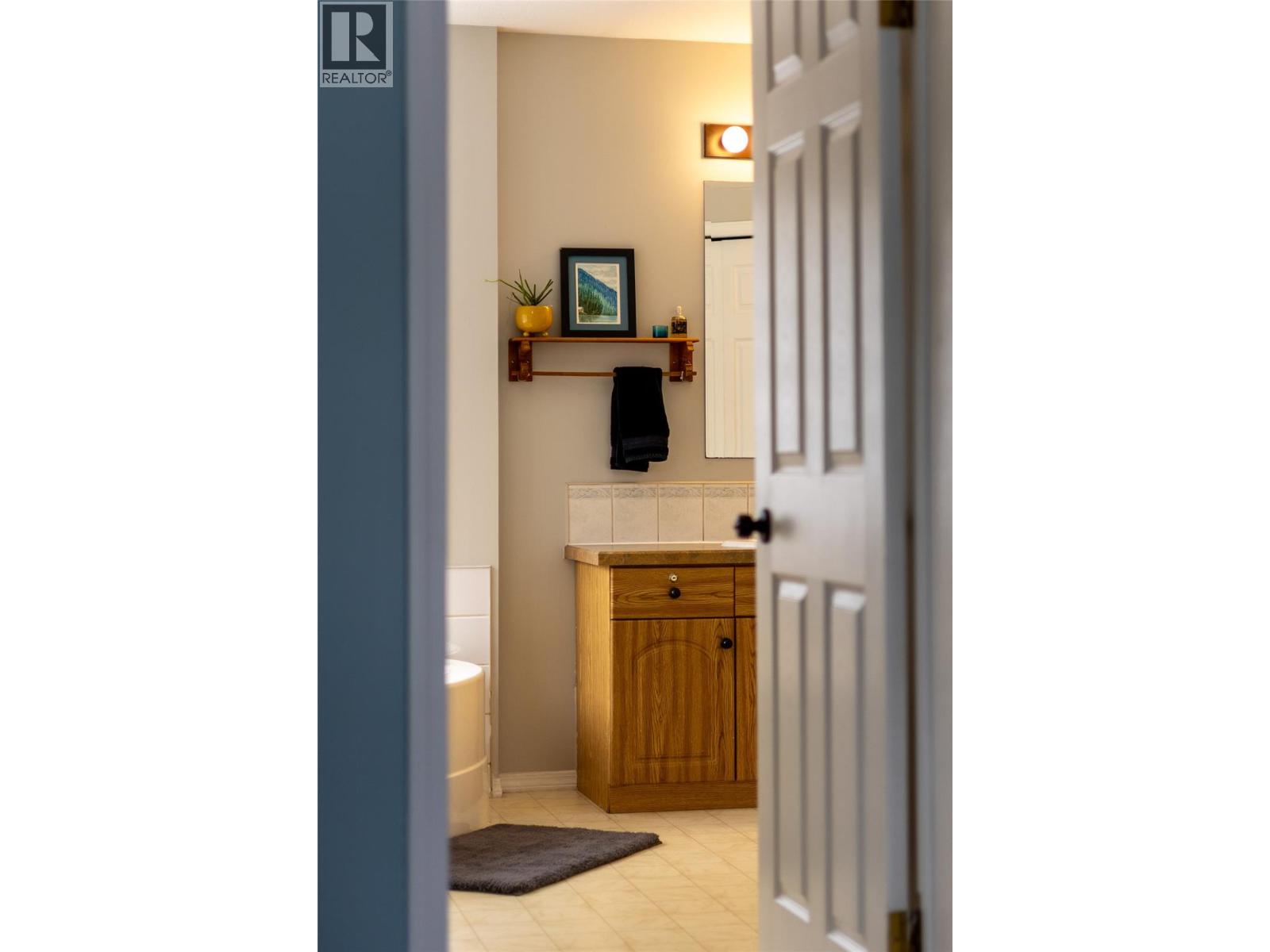 700 HEYLAND ROAD - 11