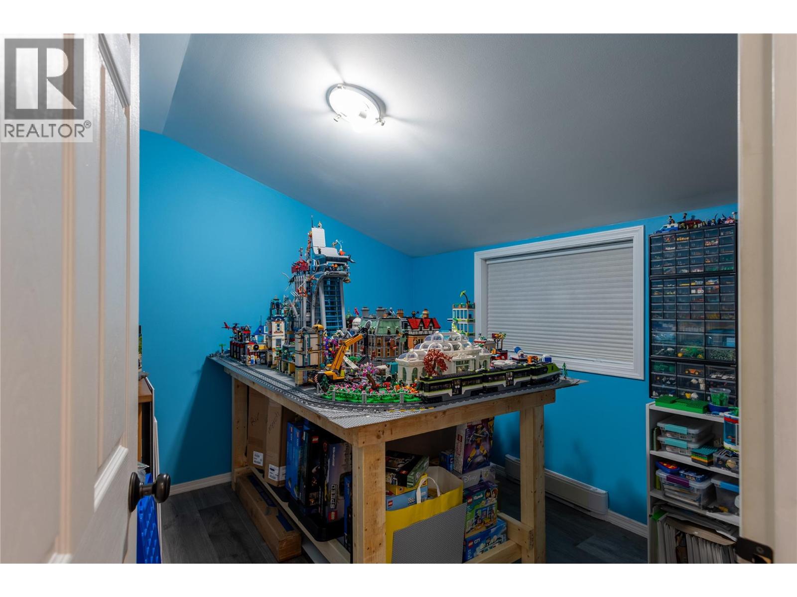 700 HEYLAND ROAD - 22