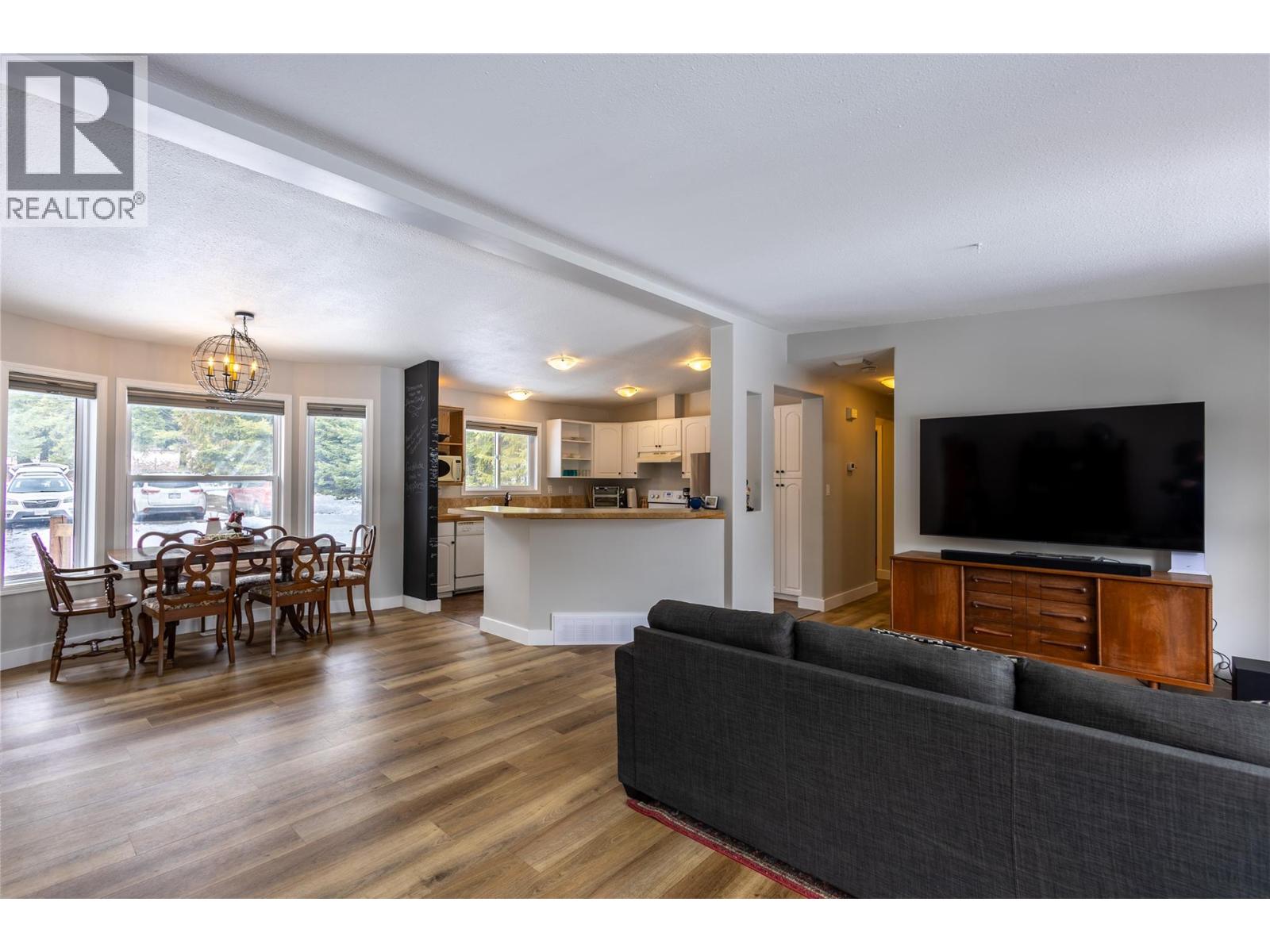 700 HEYLAND ROAD - 6