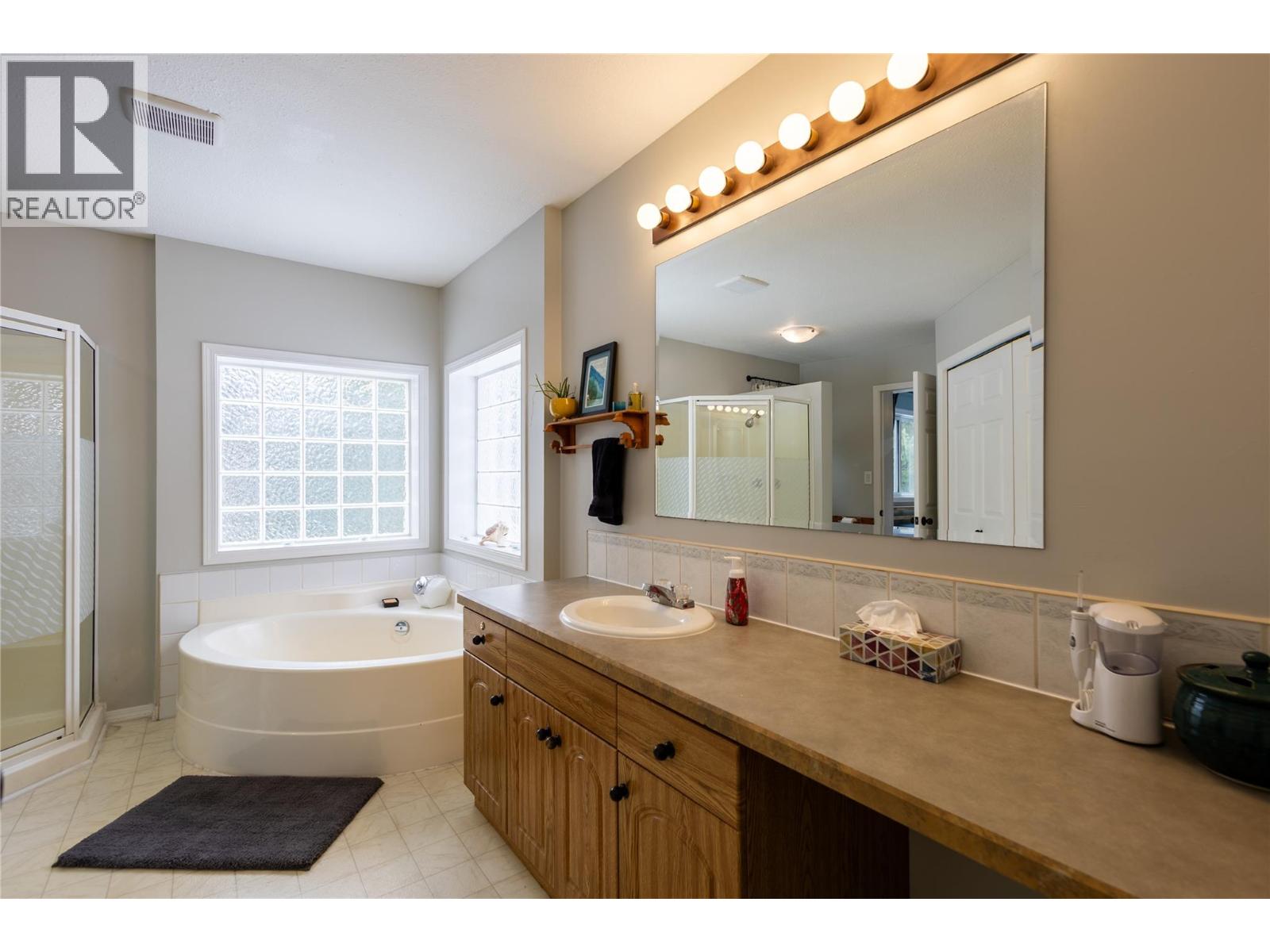 700 HEYLAND ROAD - 12