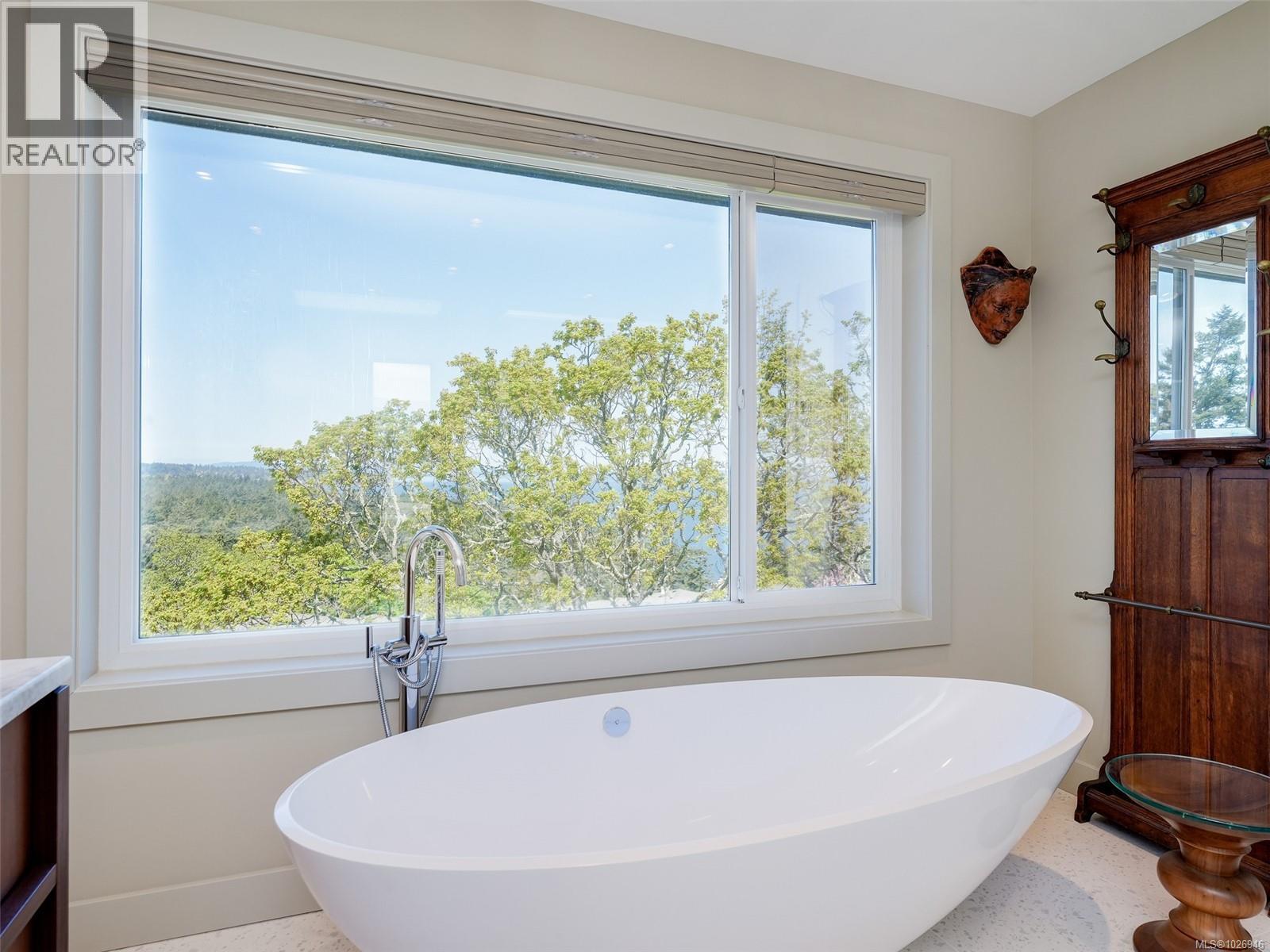 603 2829 Arbutus Road, Saanich