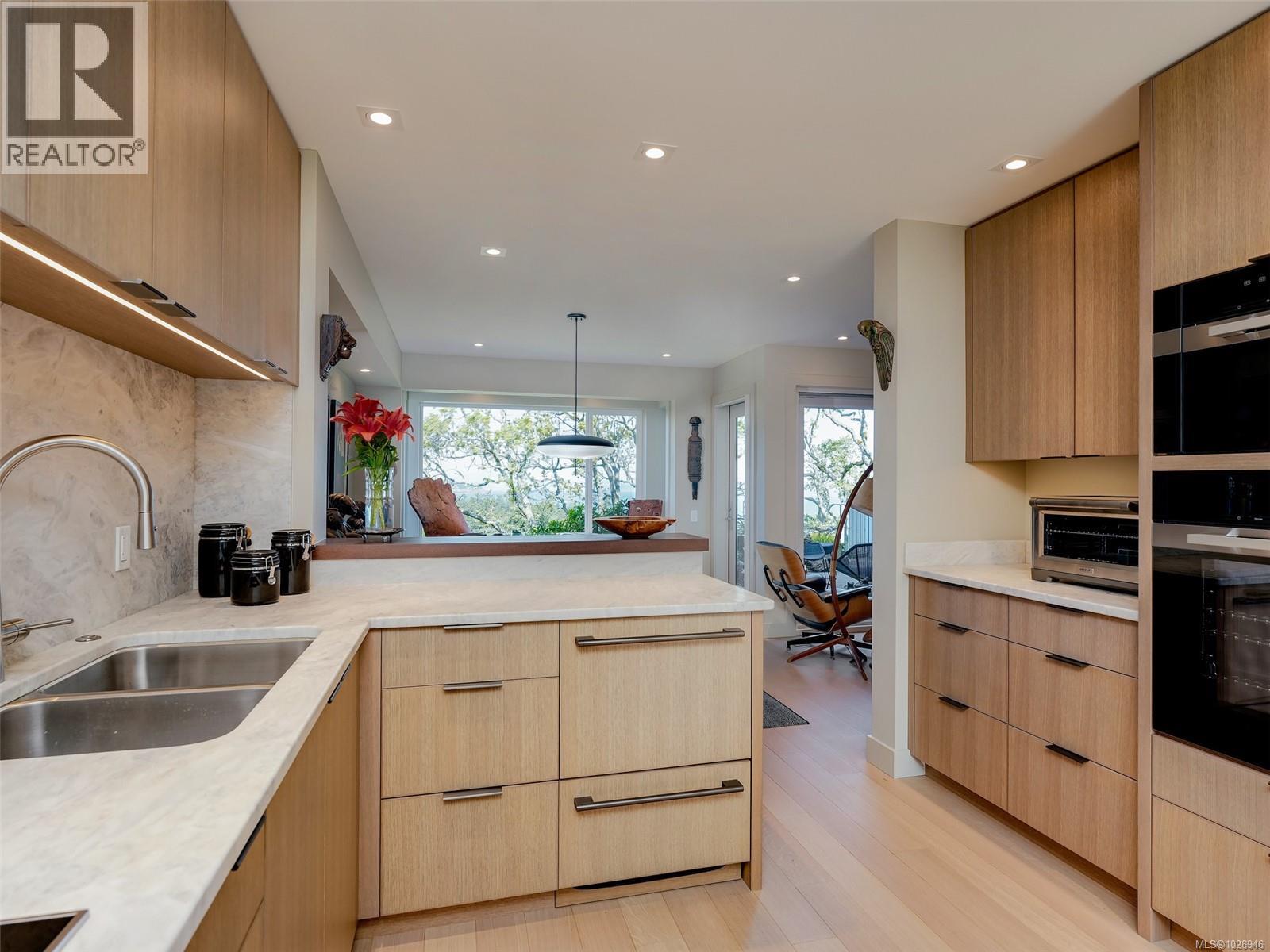 603 2829 Arbutus Road, Saanich