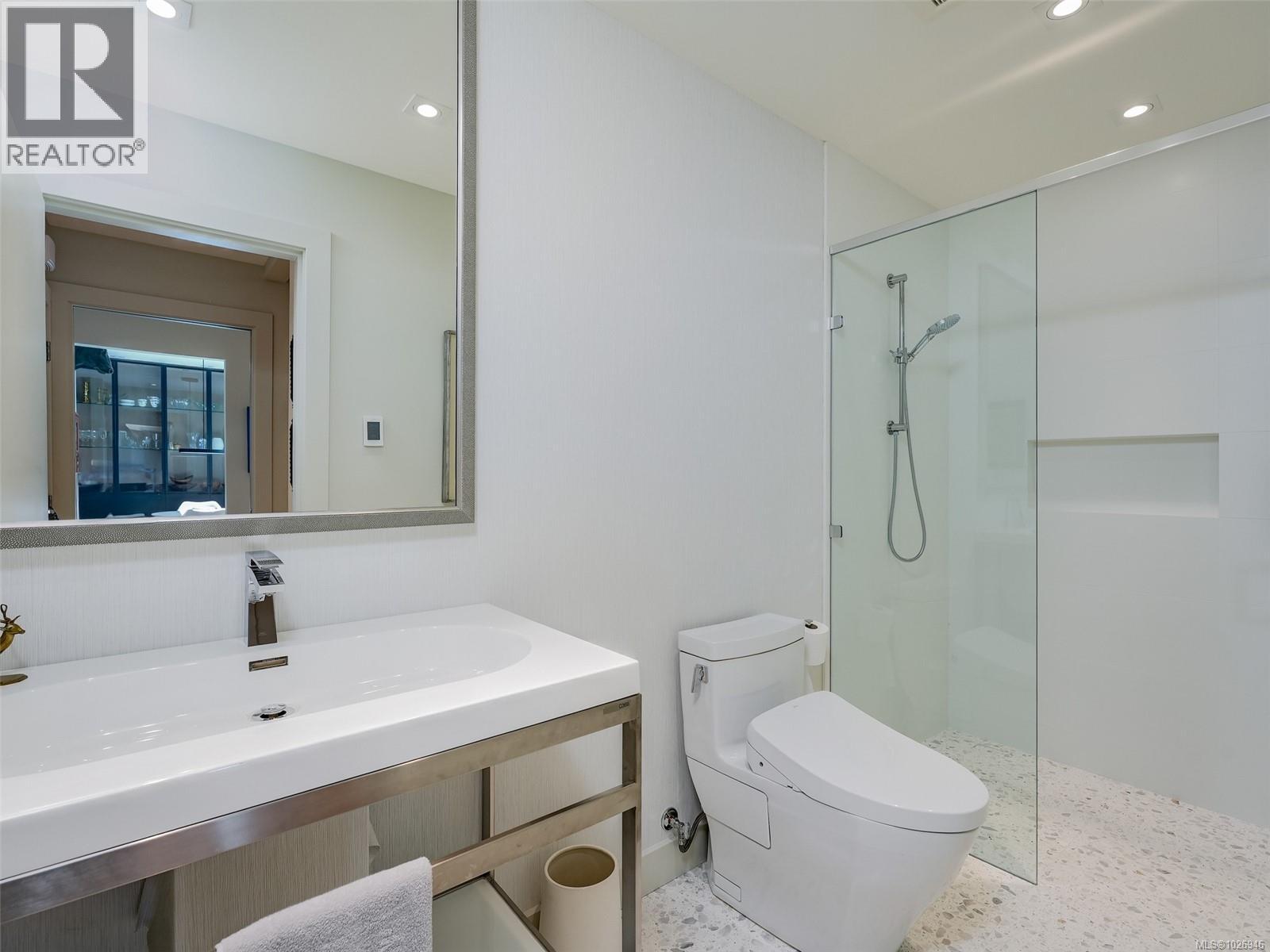 603 2829 Arbutus Road, Saanich