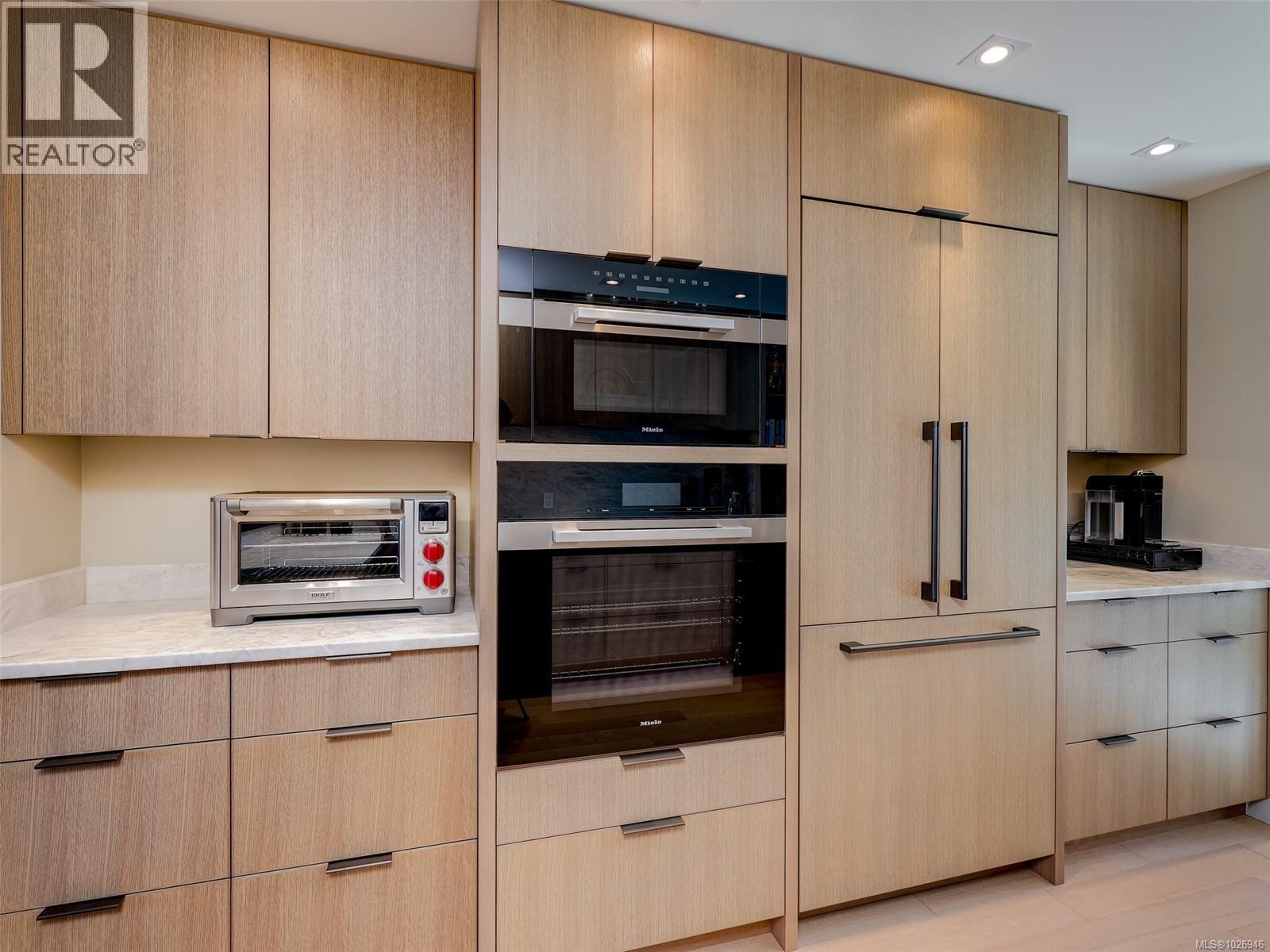 603 2829 Arbutus Road, Saanich