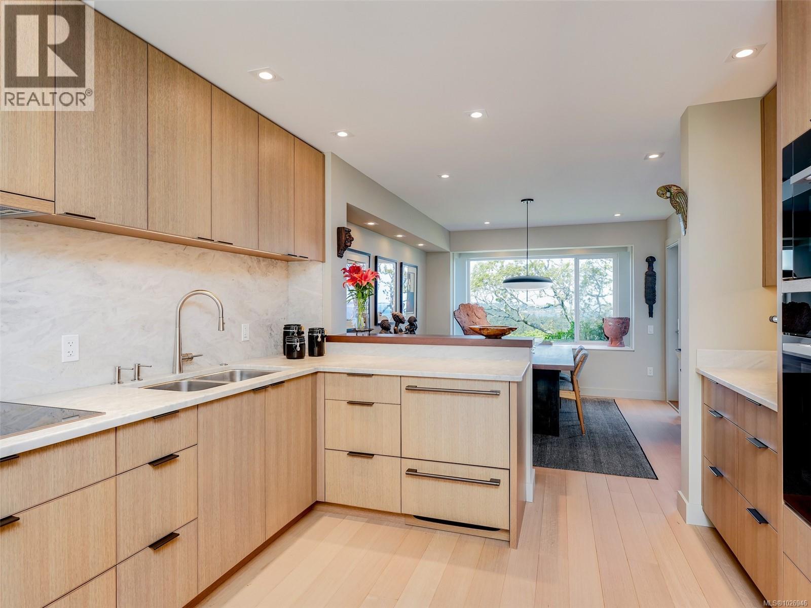 603 2829 Arbutus Road, Saanich