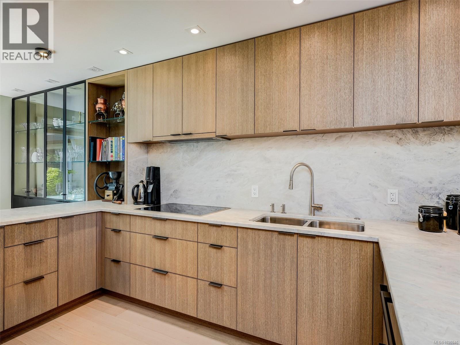 603 2829 Arbutus Road, Saanich