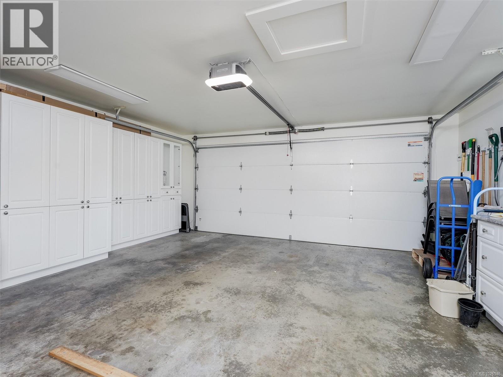 603 2829 Arbutus Road, Saanich