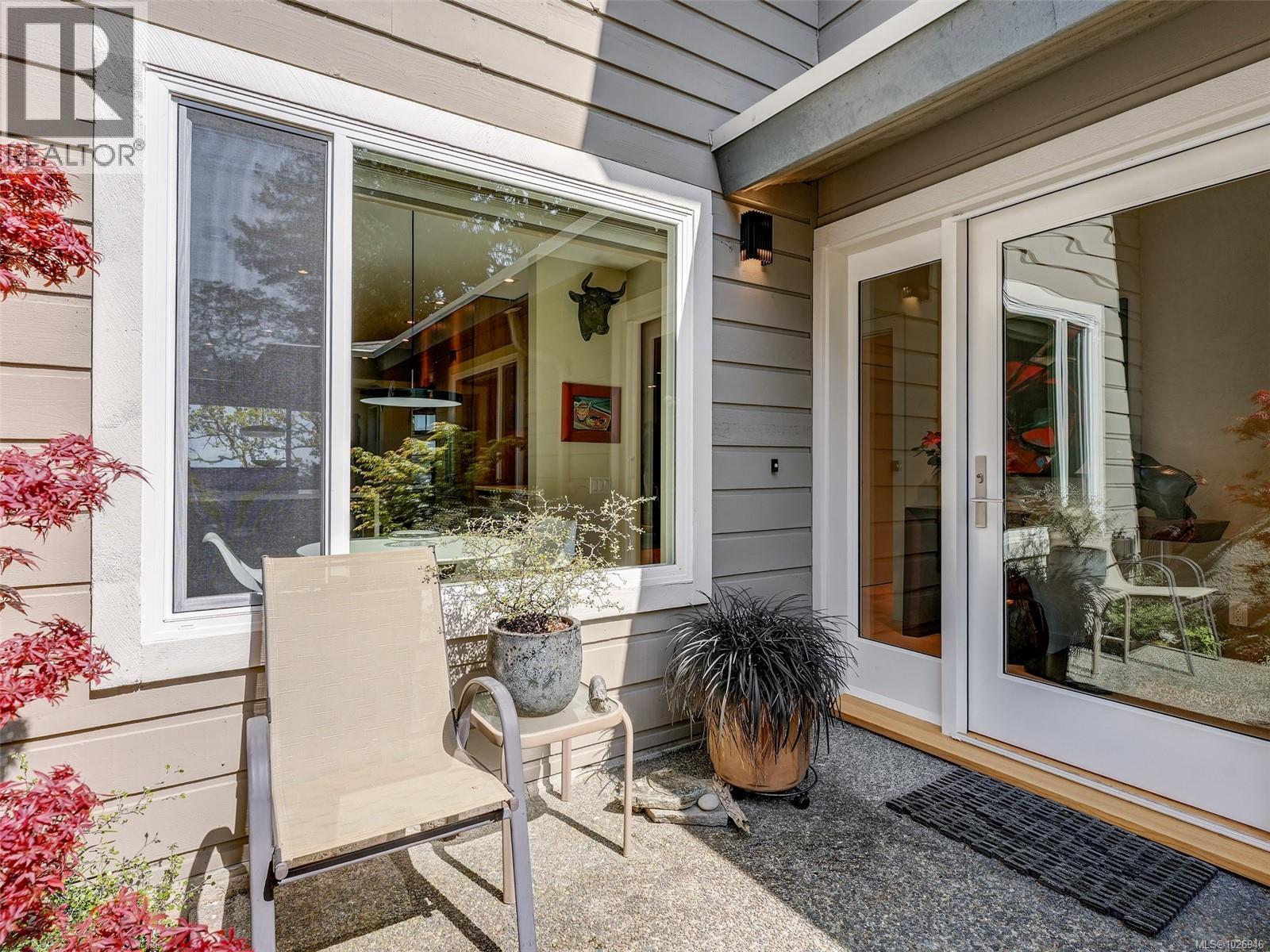 603 2829 Arbutus Road, Saanich