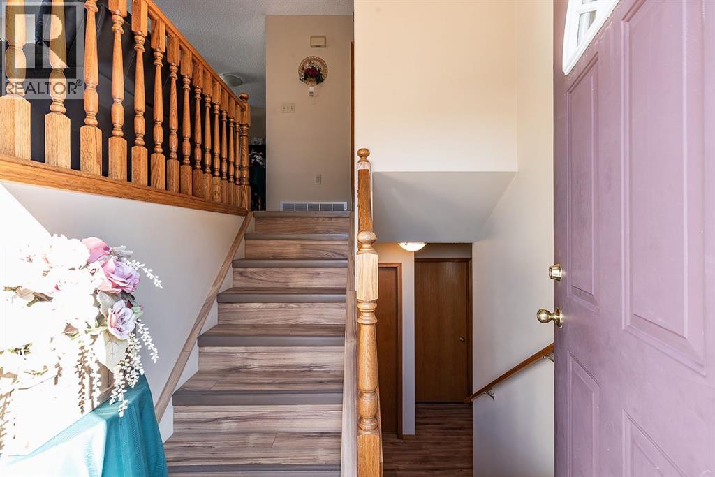 21 Hobbs Way NE - Photo 5 of 37, Medicine Hat, Alberta