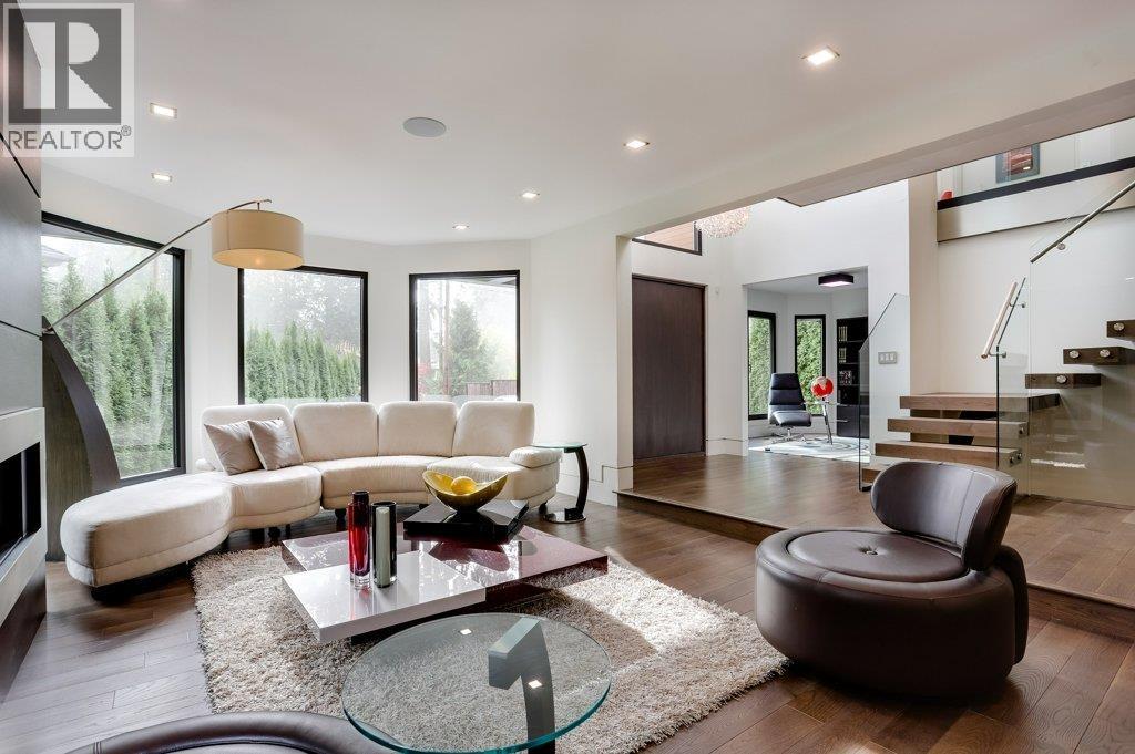 4577 CAPILANO ROAD, North Vancouver