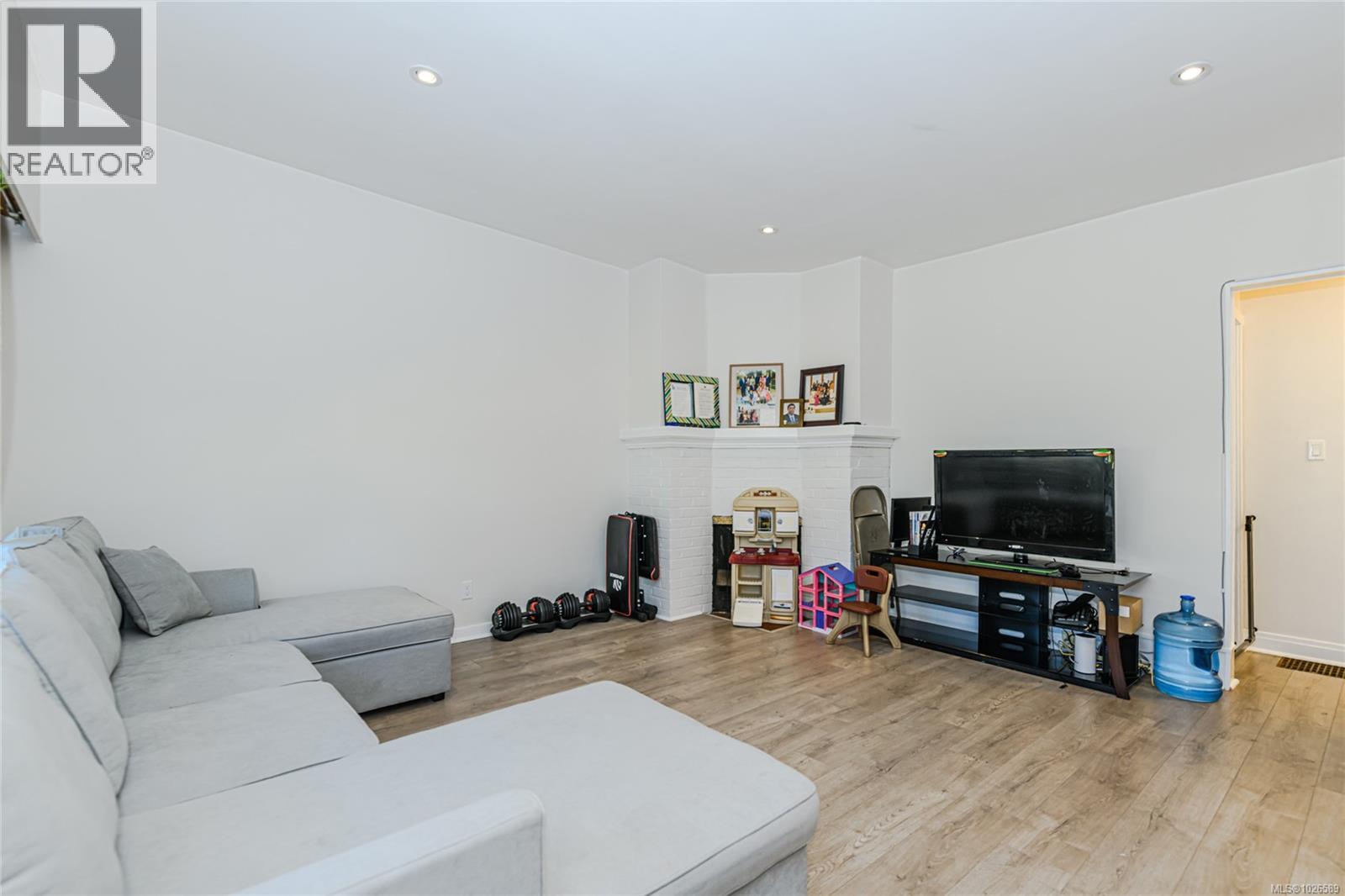  3170 Alder Street, Victoria