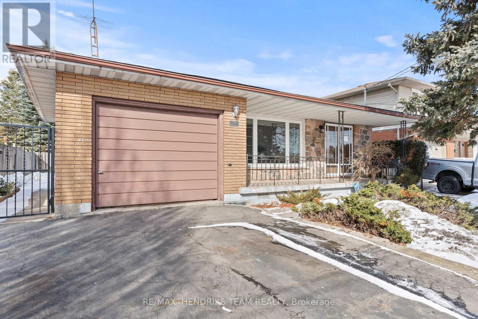 94 VICTOR BOULEVARD - Main photo, Hamilton (Greeningdon), Ontario