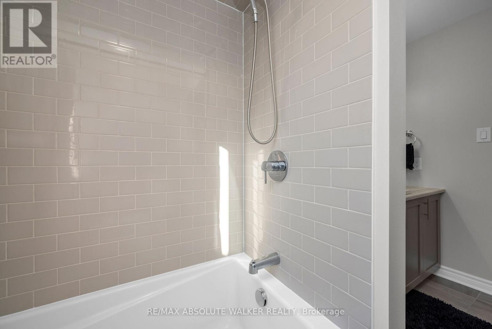 119 CAMBIE ROAD — photo 23