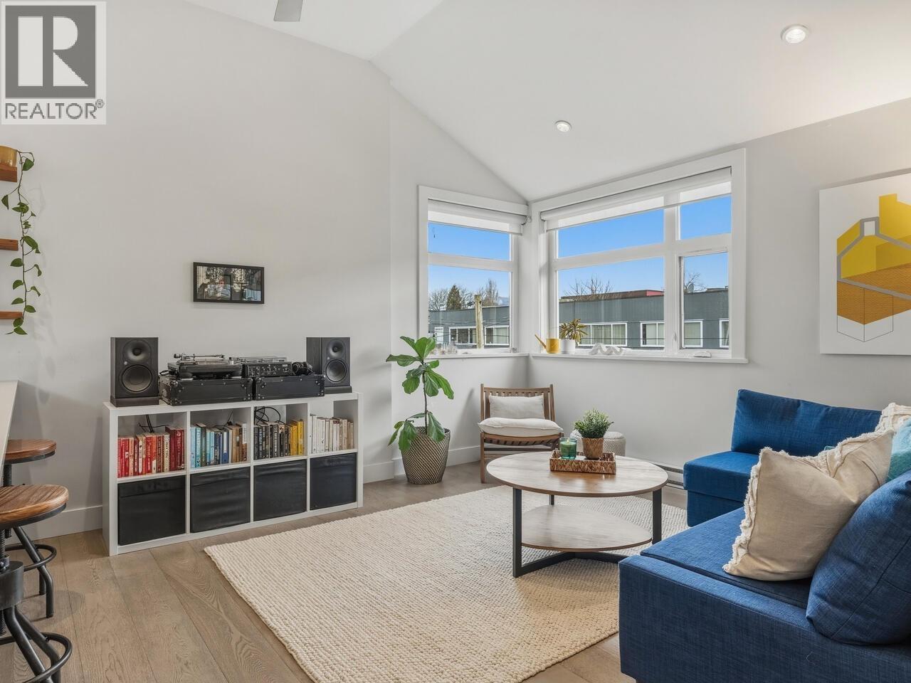 1681 KITCHENER STREET - Photo 4 of 31, Vancouver, British Columbia