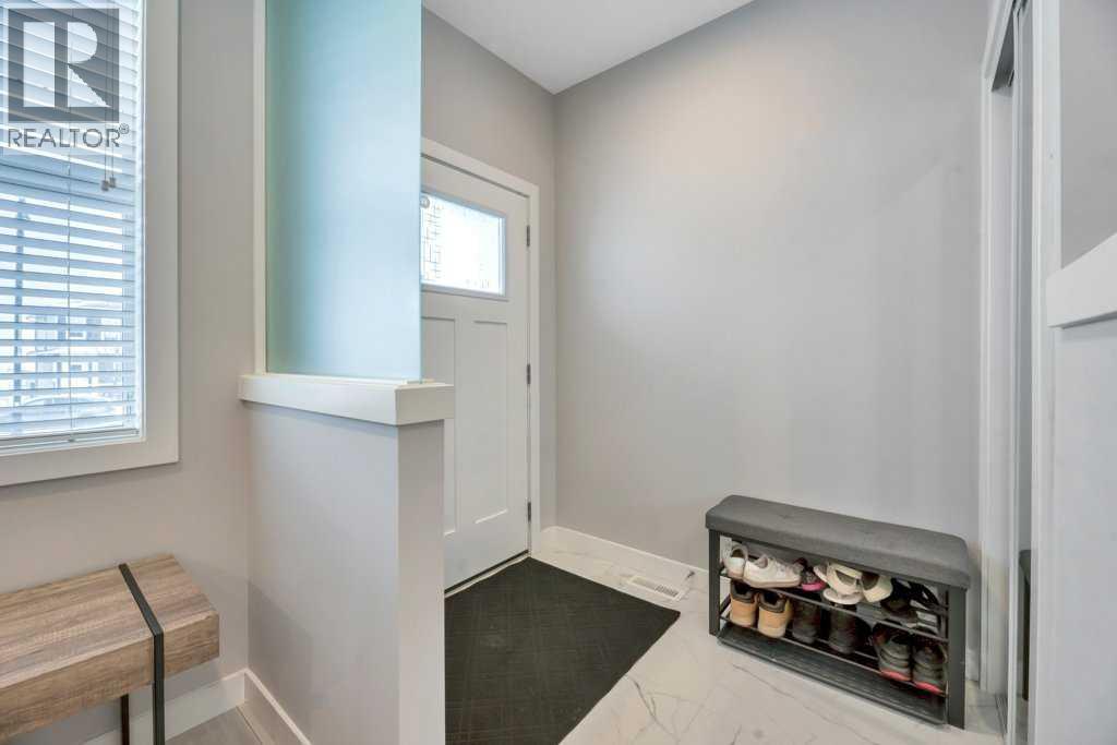 448 West Lakeview Drive - Photo 4 of 40, Chestermere, Alberta