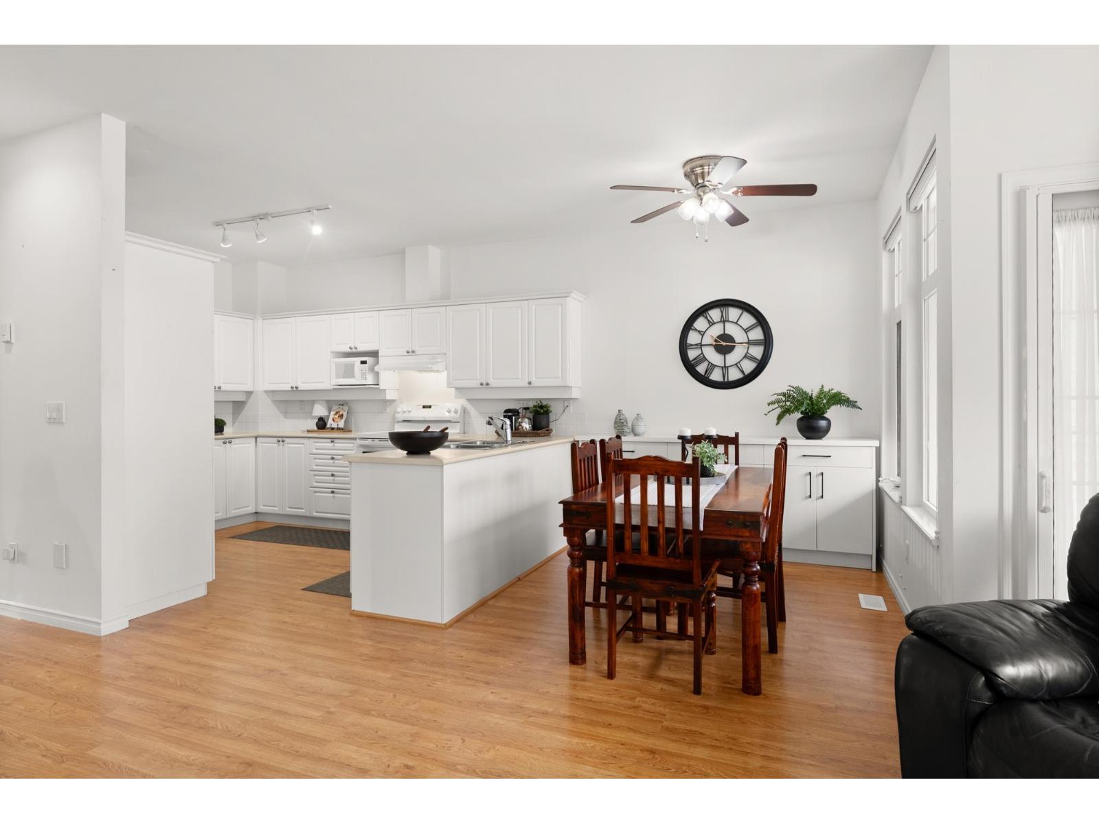 20 15037 58TH AVENUE, Surrey