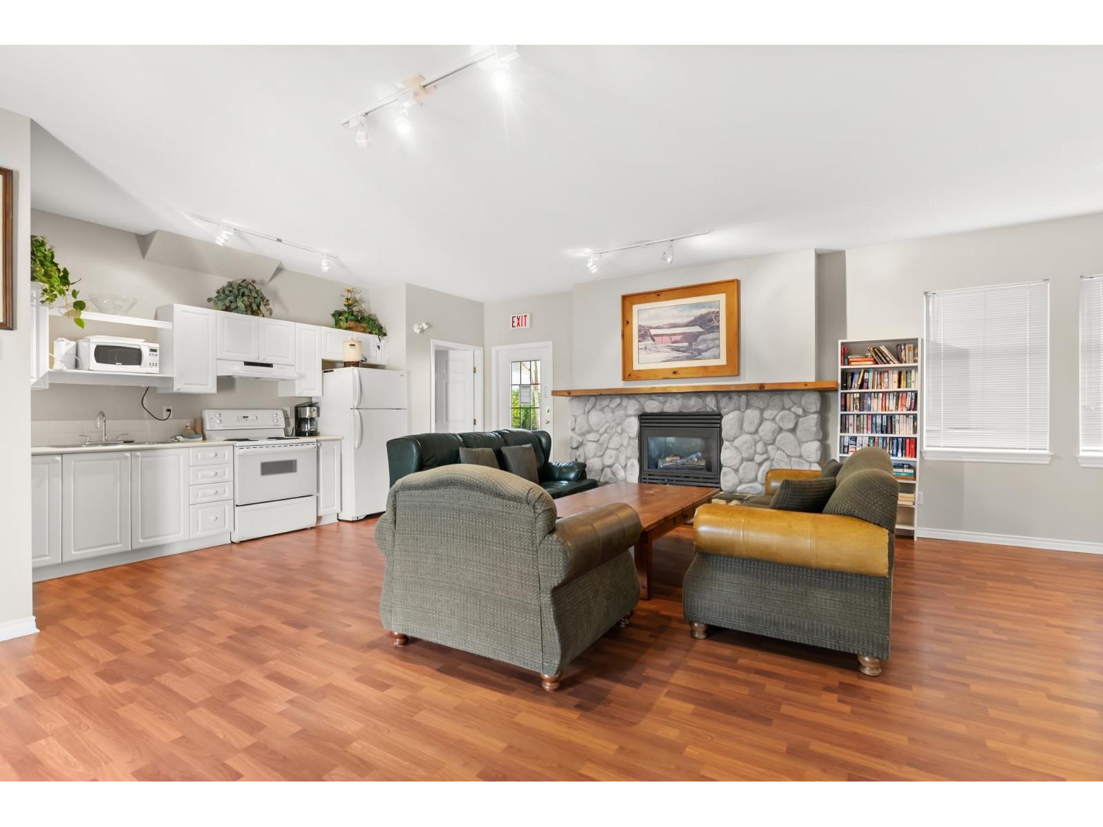 20 15037 58TH AVENUE, Surrey