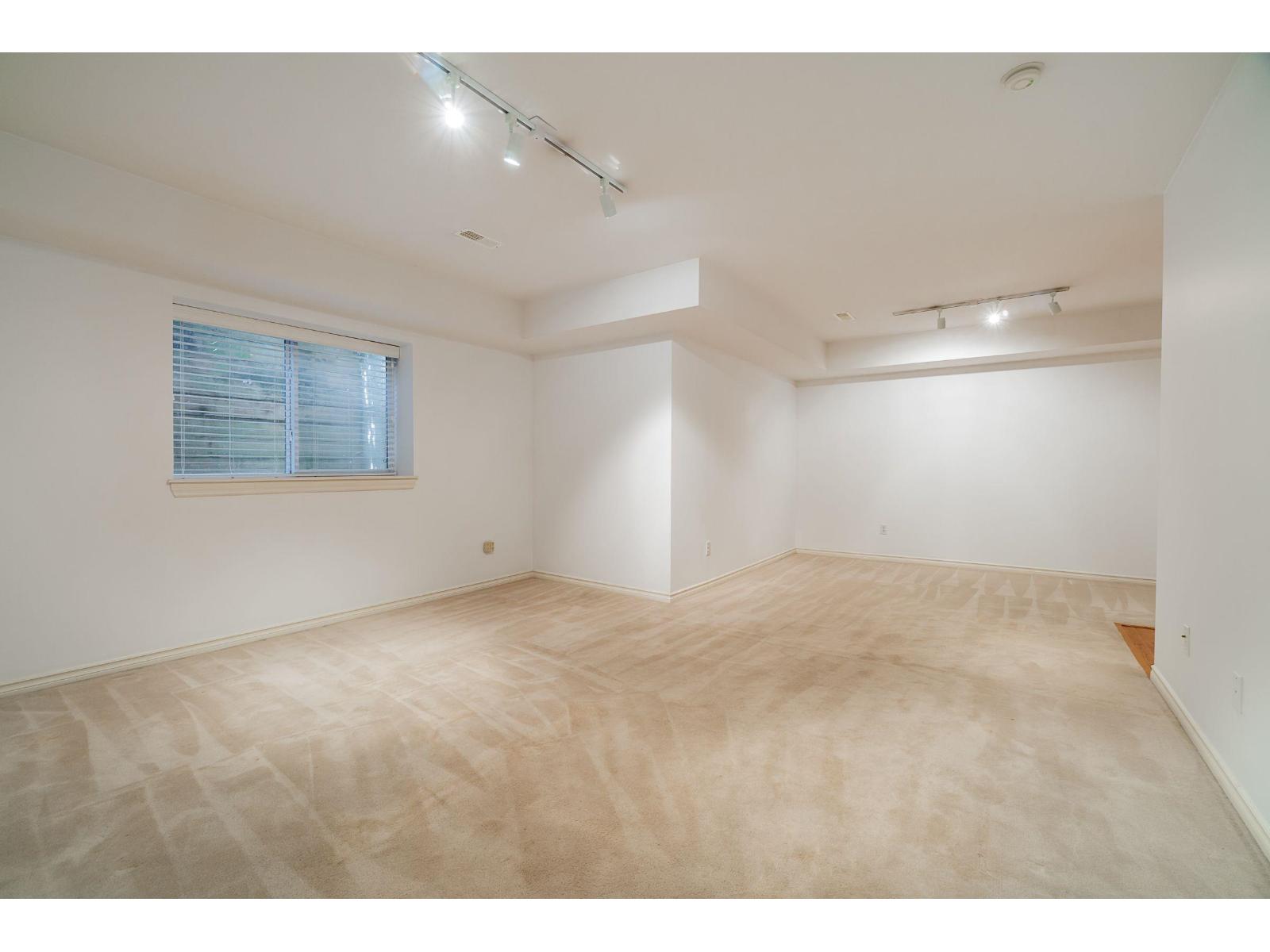 20 15037 58TH AVENUE, Surrey