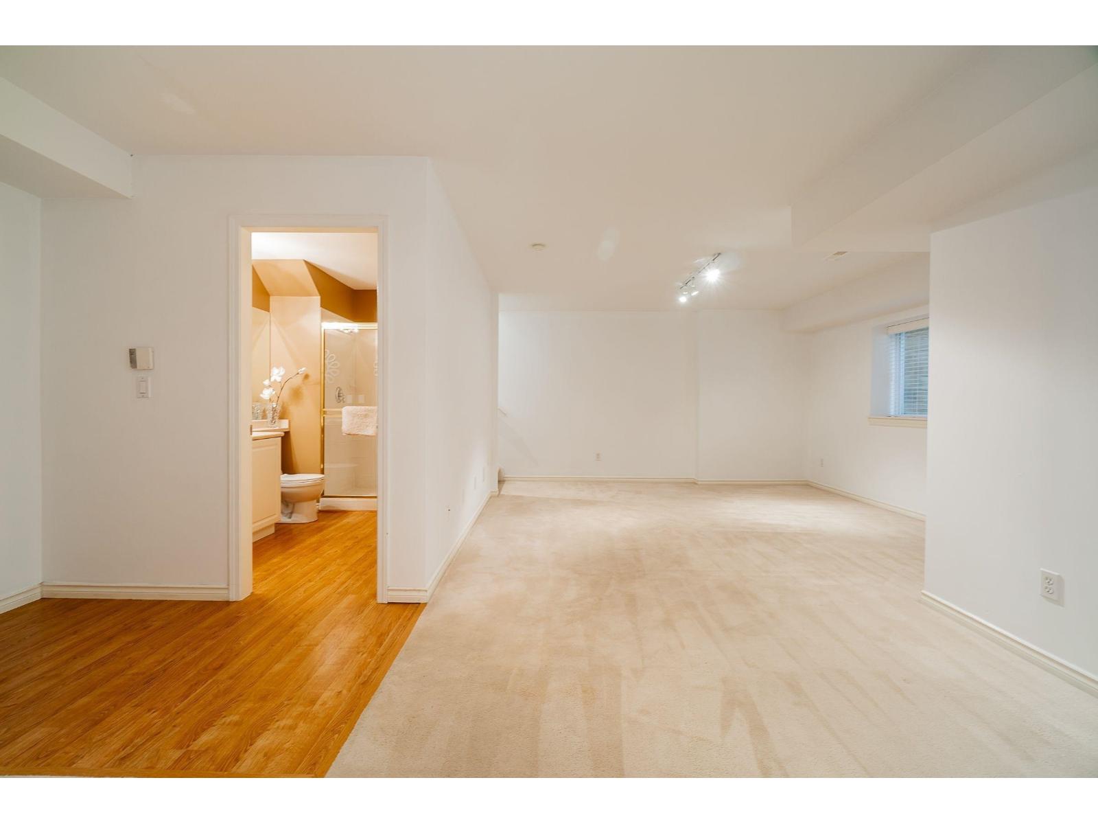 20 15037 58TH AVENUE, Surrey