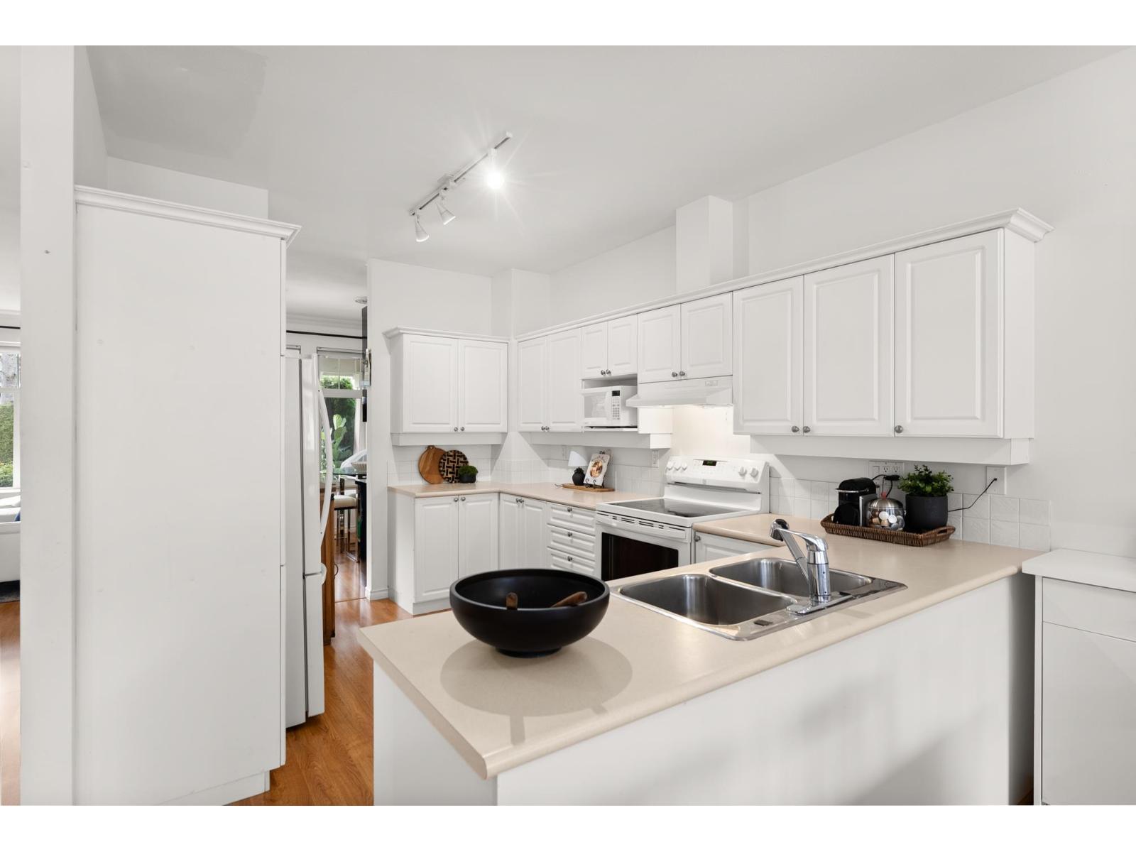 20 15037 58TH AVENUE, Surrey