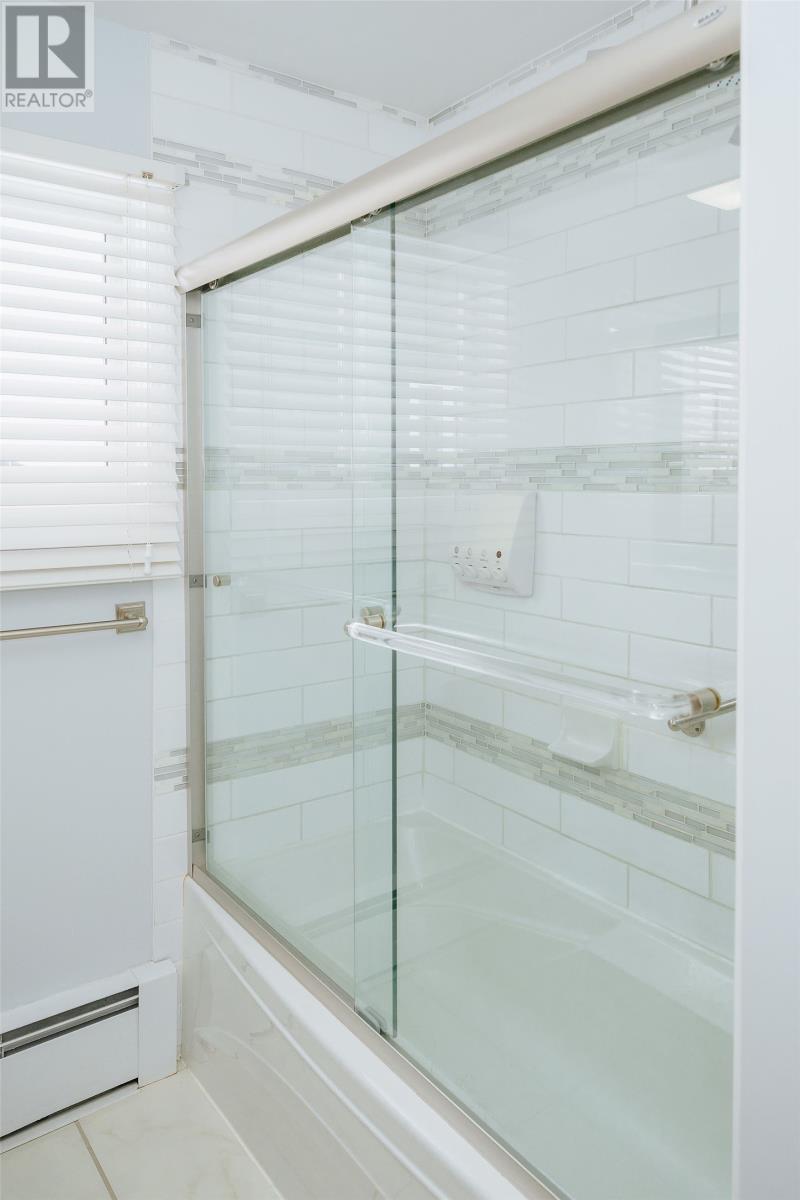 258 ELIZABETH DRIVE - 18