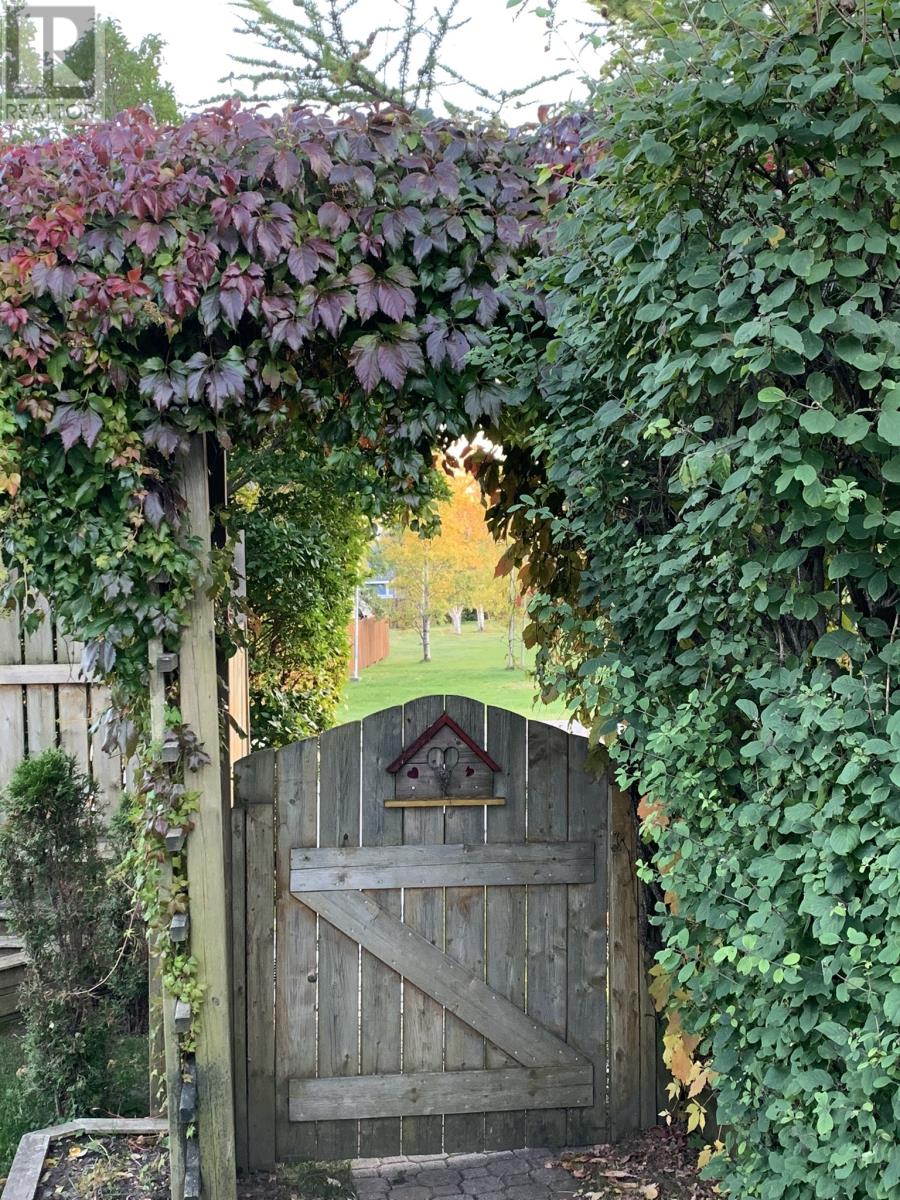 258 ELIZABETH DRIVE - 42