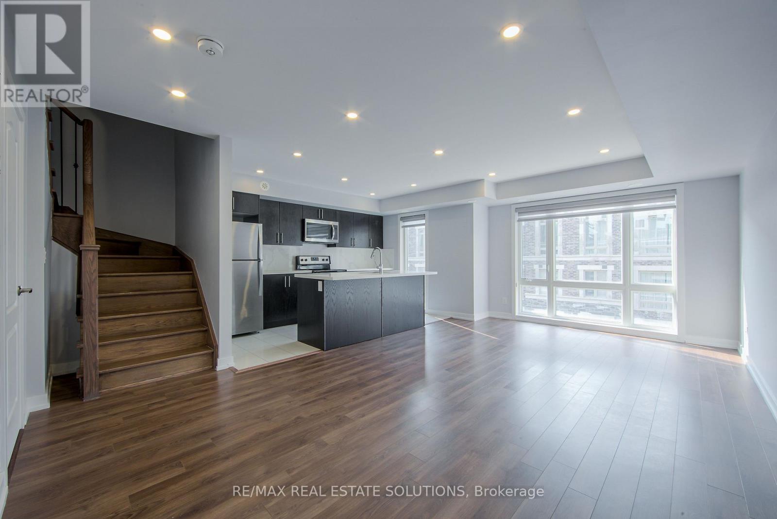 #512 30 DUNSHEATH WAY - 2