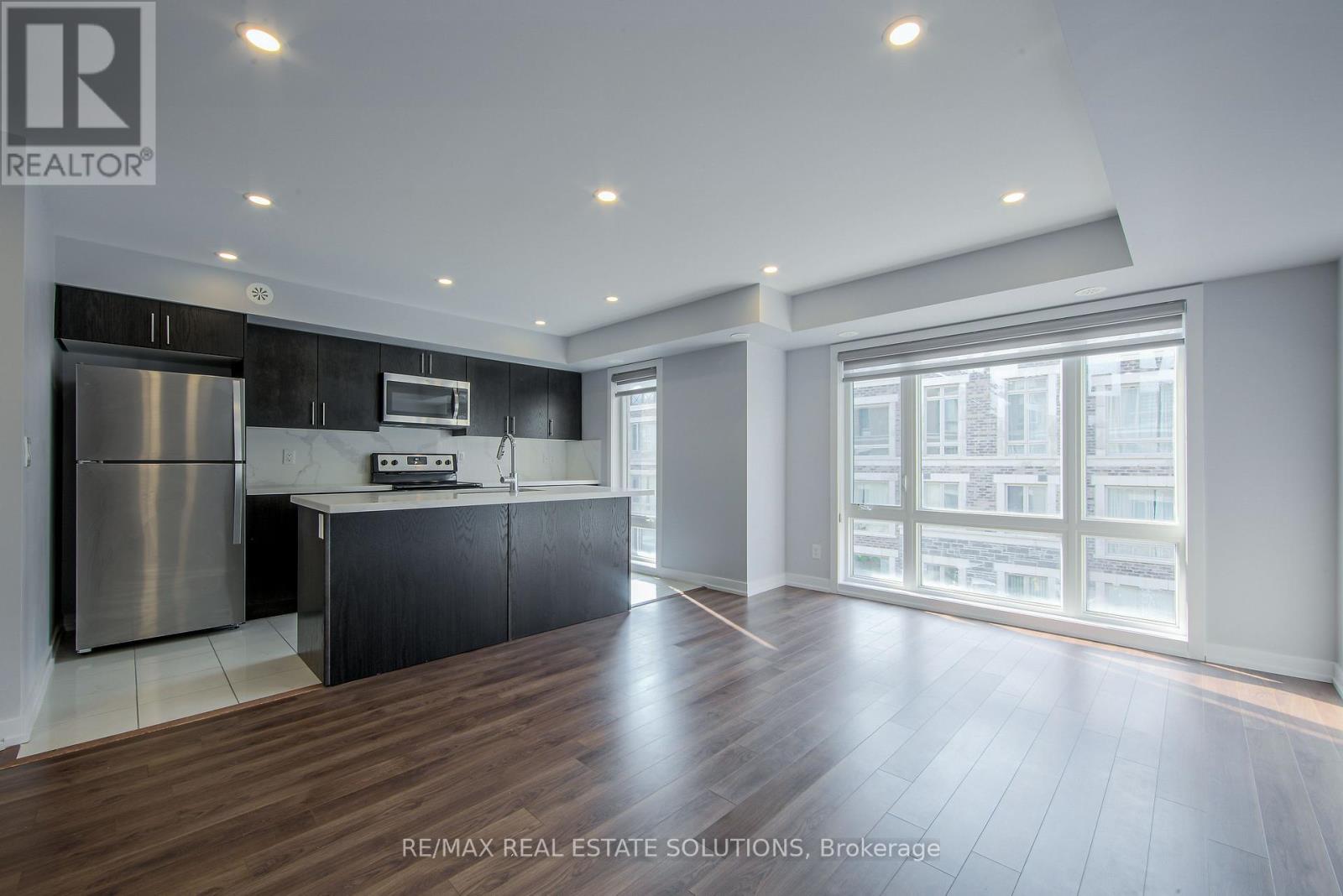 #512 30 DUNSHEATH WAY - 3