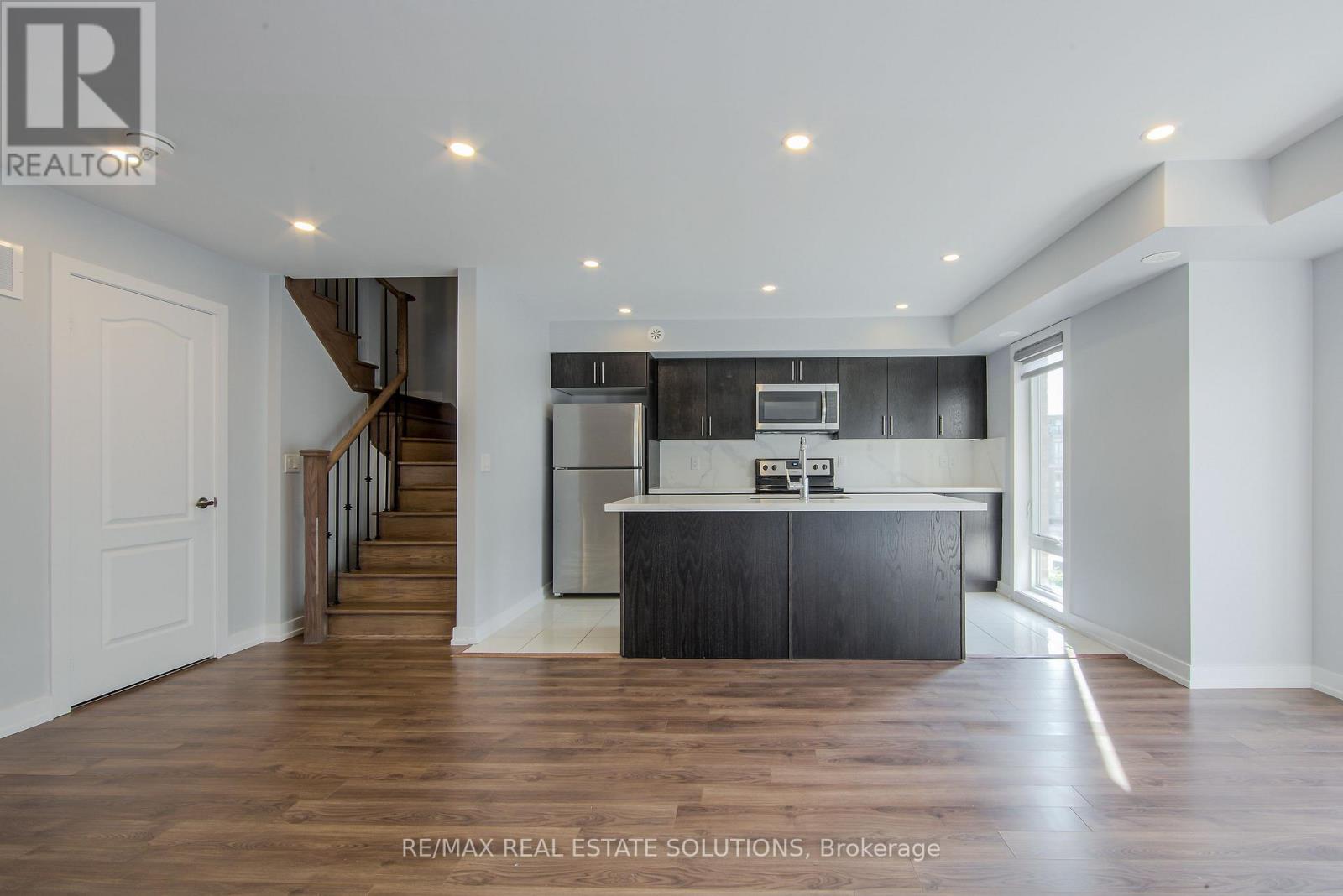 #512 30 DUNSHEATH WAY - 4