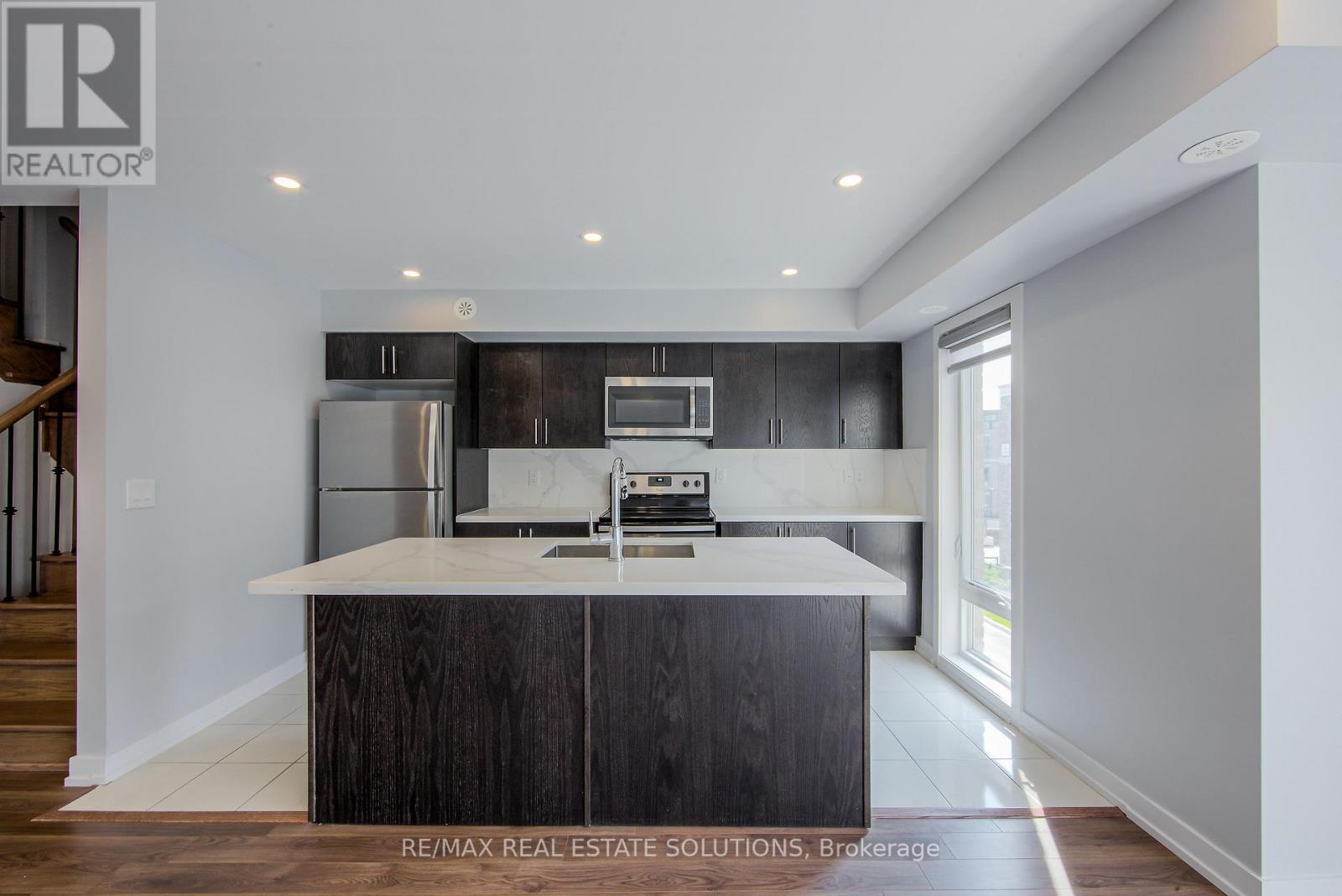 #512 30 DUNSHEATH WAY - 7