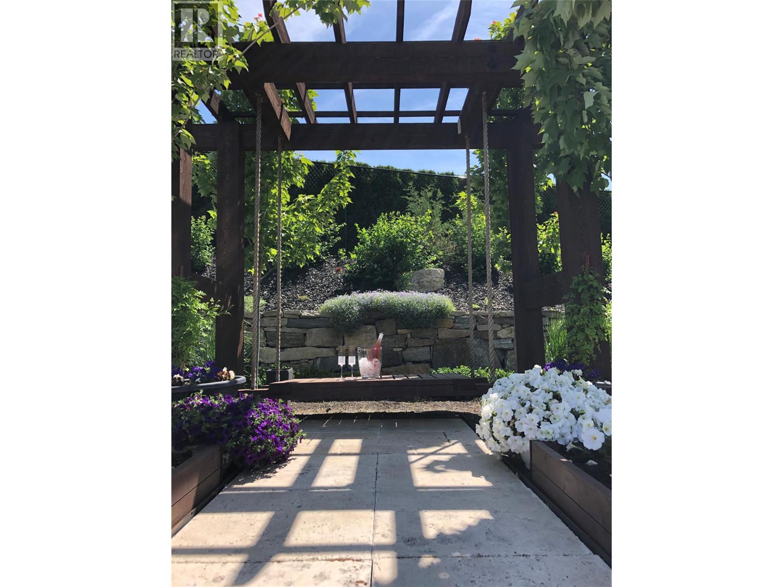  3990 Fairwinds Court, Kelowna