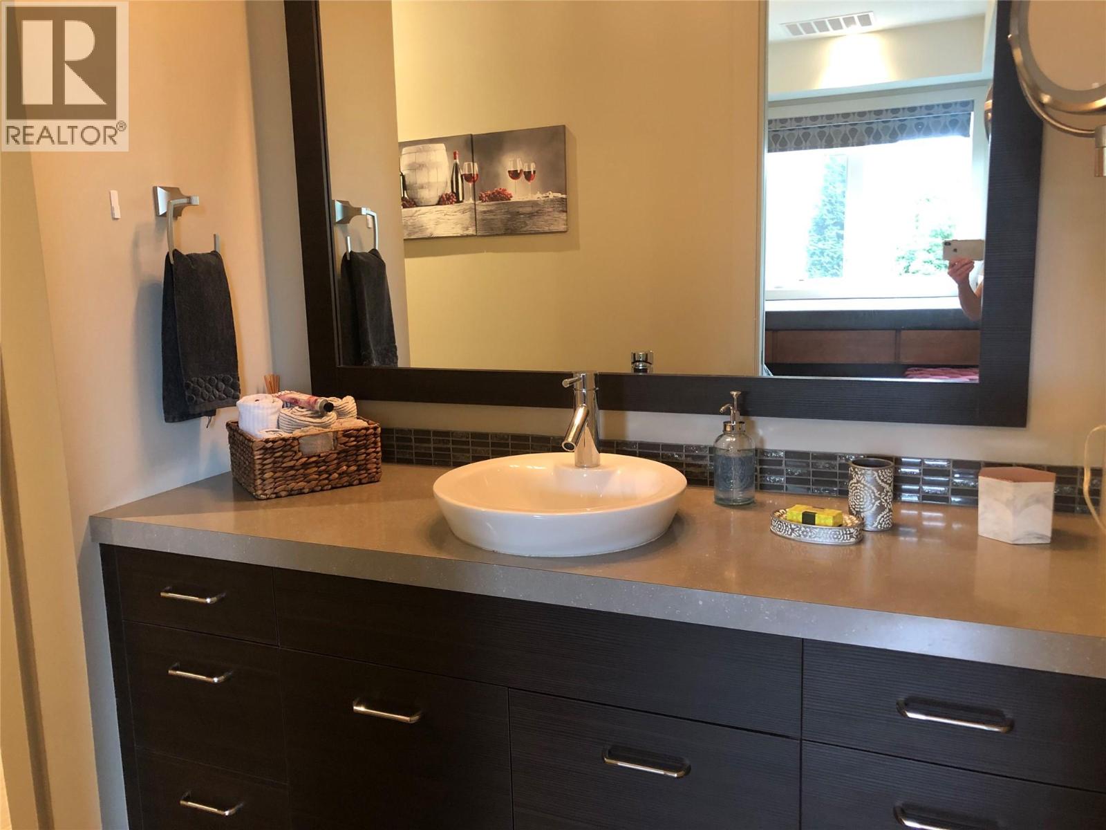  3990 Fairwinds Court, Kelowna